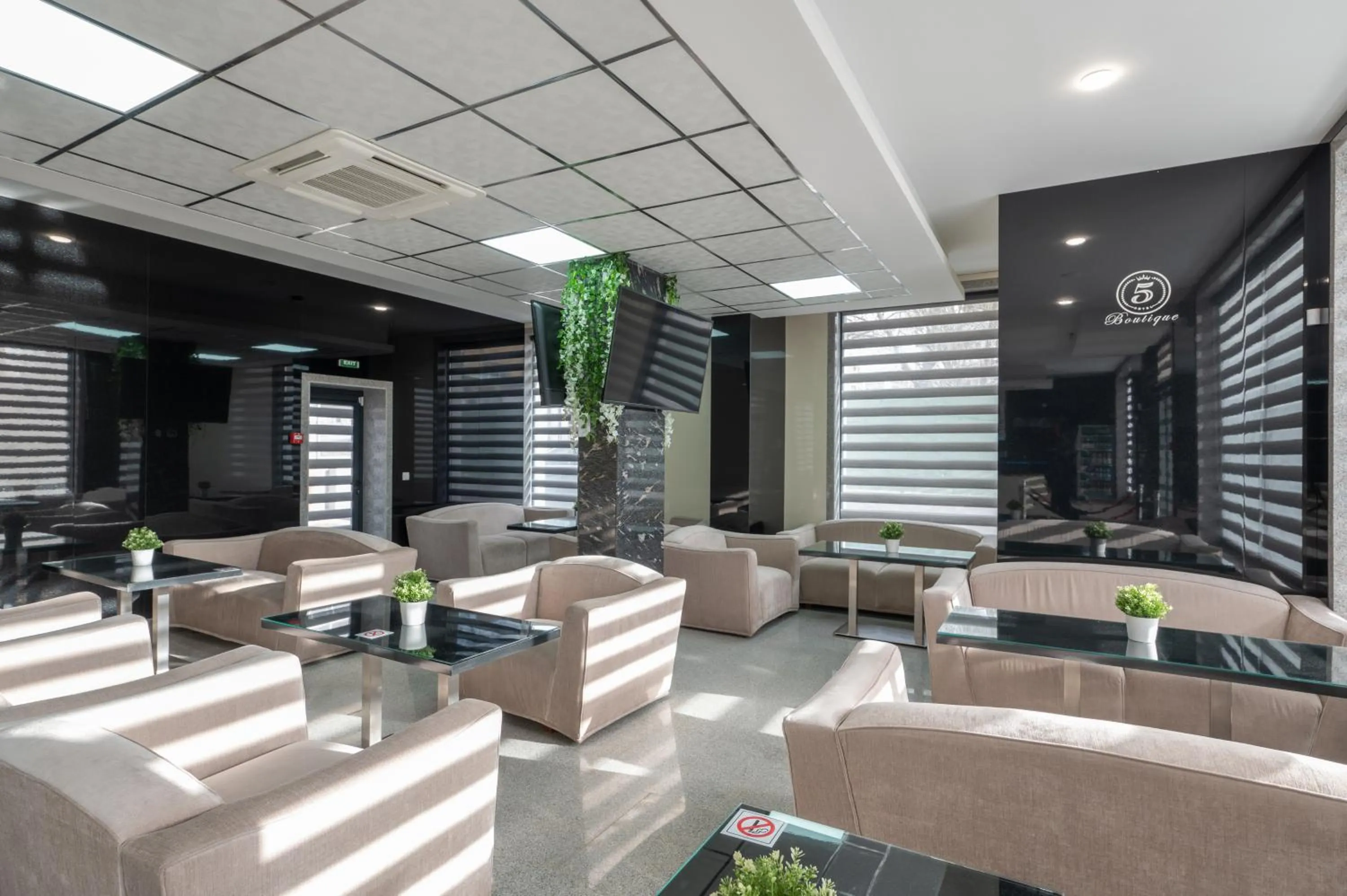 Lounge or bar in Hotel Boutique 5 - Free parking - Free breakfast - Free internet - EVSE