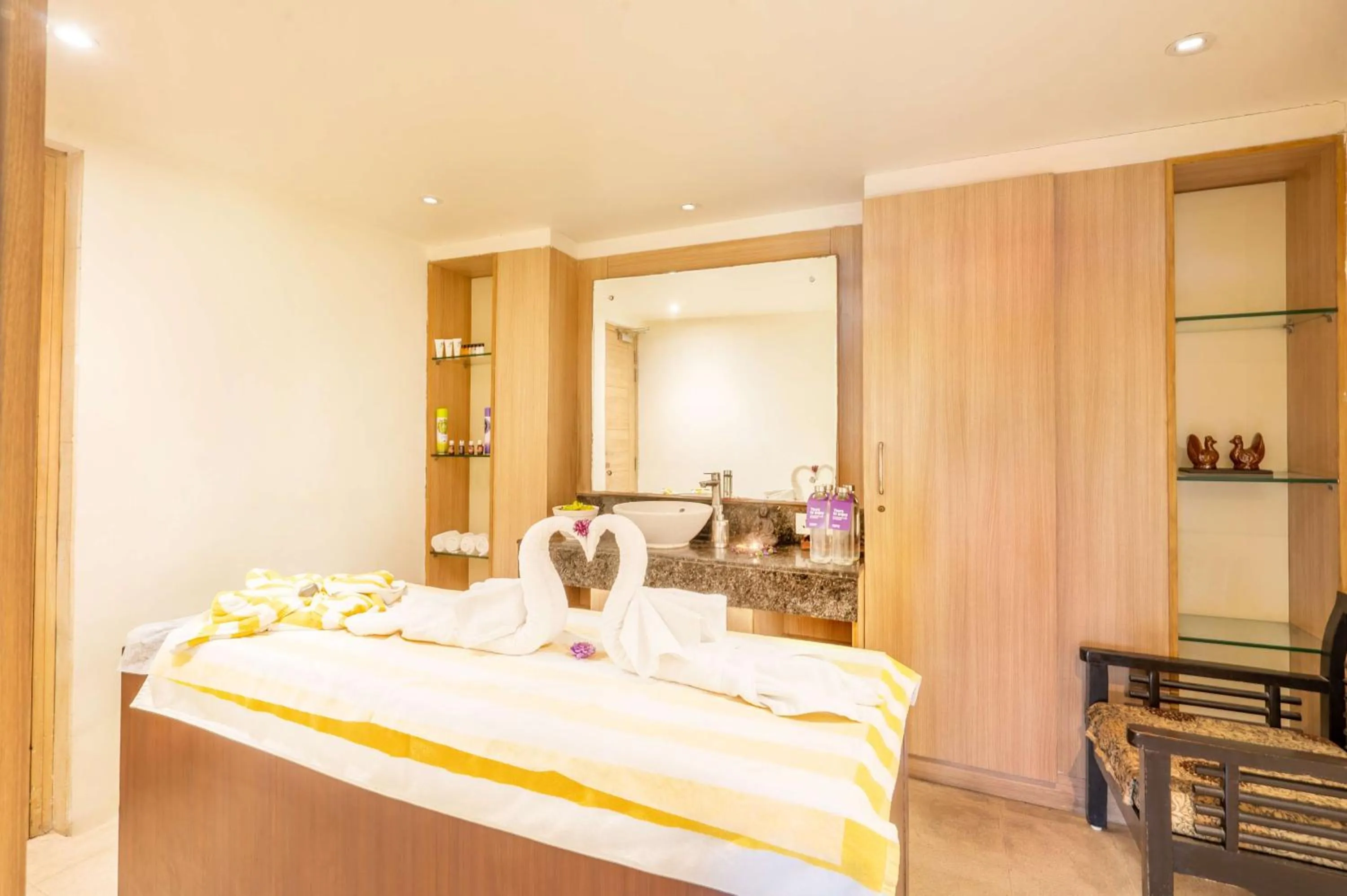 Spa and wellness centre/facilities, Bed in Country Inn & Suites by Radisson, Bhiwadi
