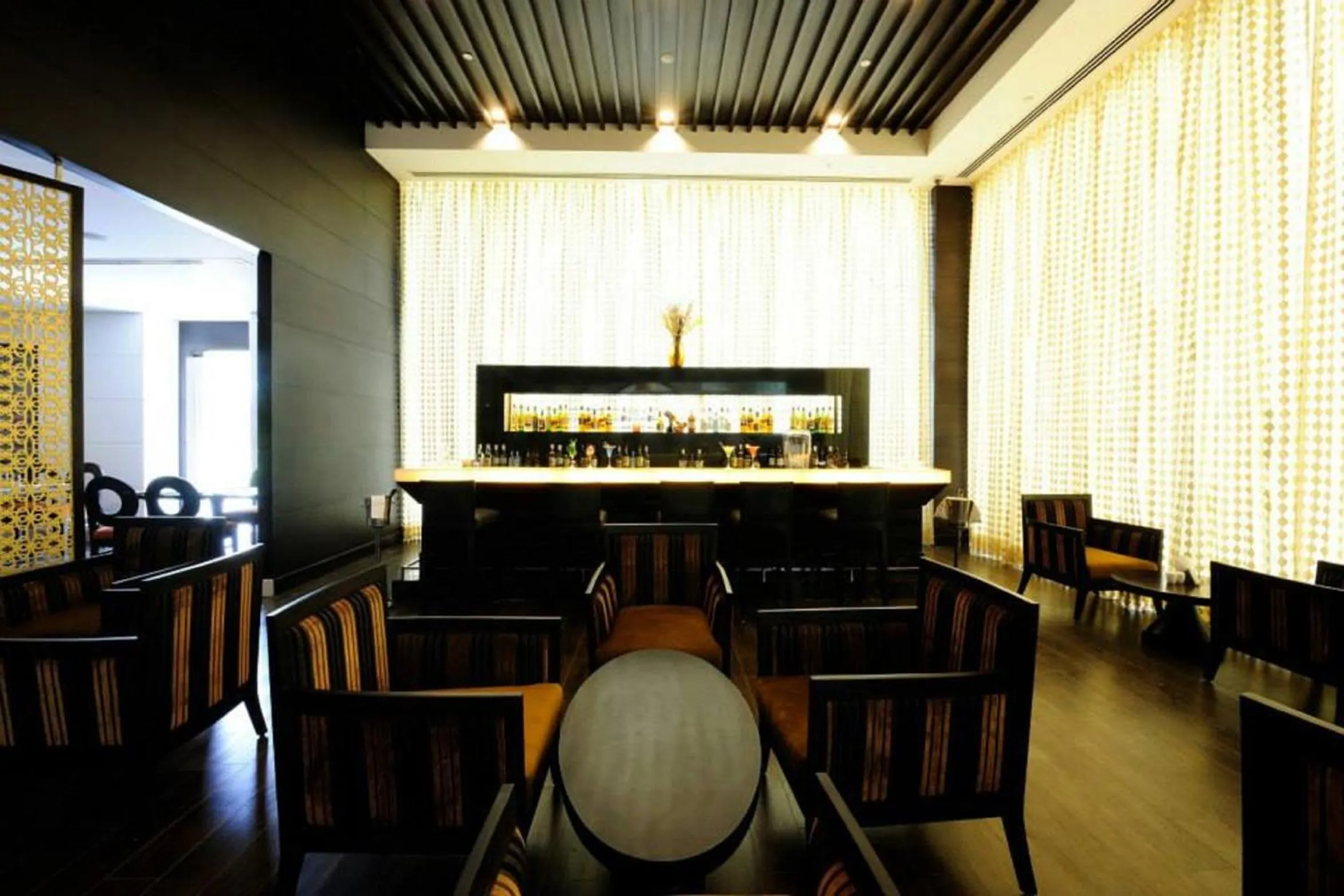 Lounge or bar in Country Inn & Suites by Radisson, Gurugram Sohna Road