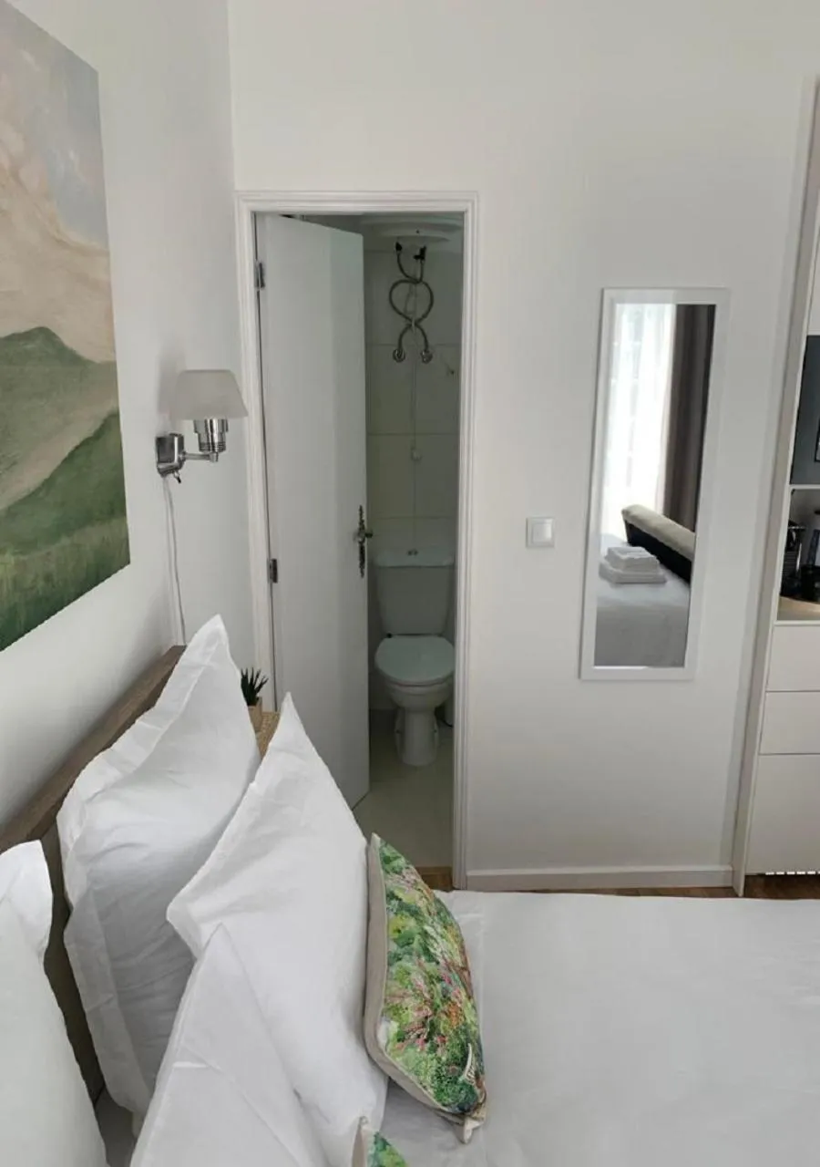 Toilet, Bed in GuimaraesLiving - Hostel & Adventure