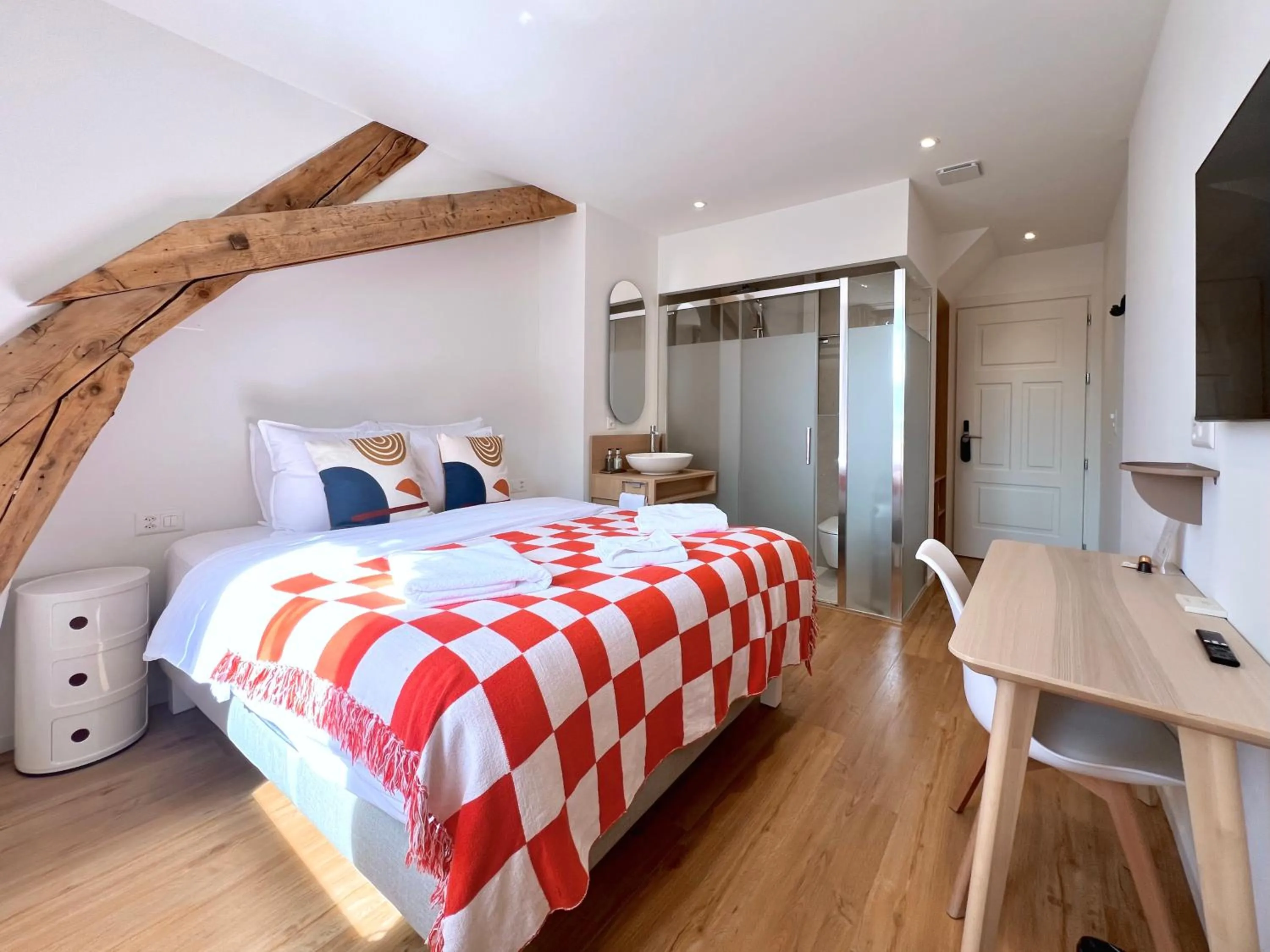 Photo of the whole room, Bed in Rhodania Boutique Hôtel