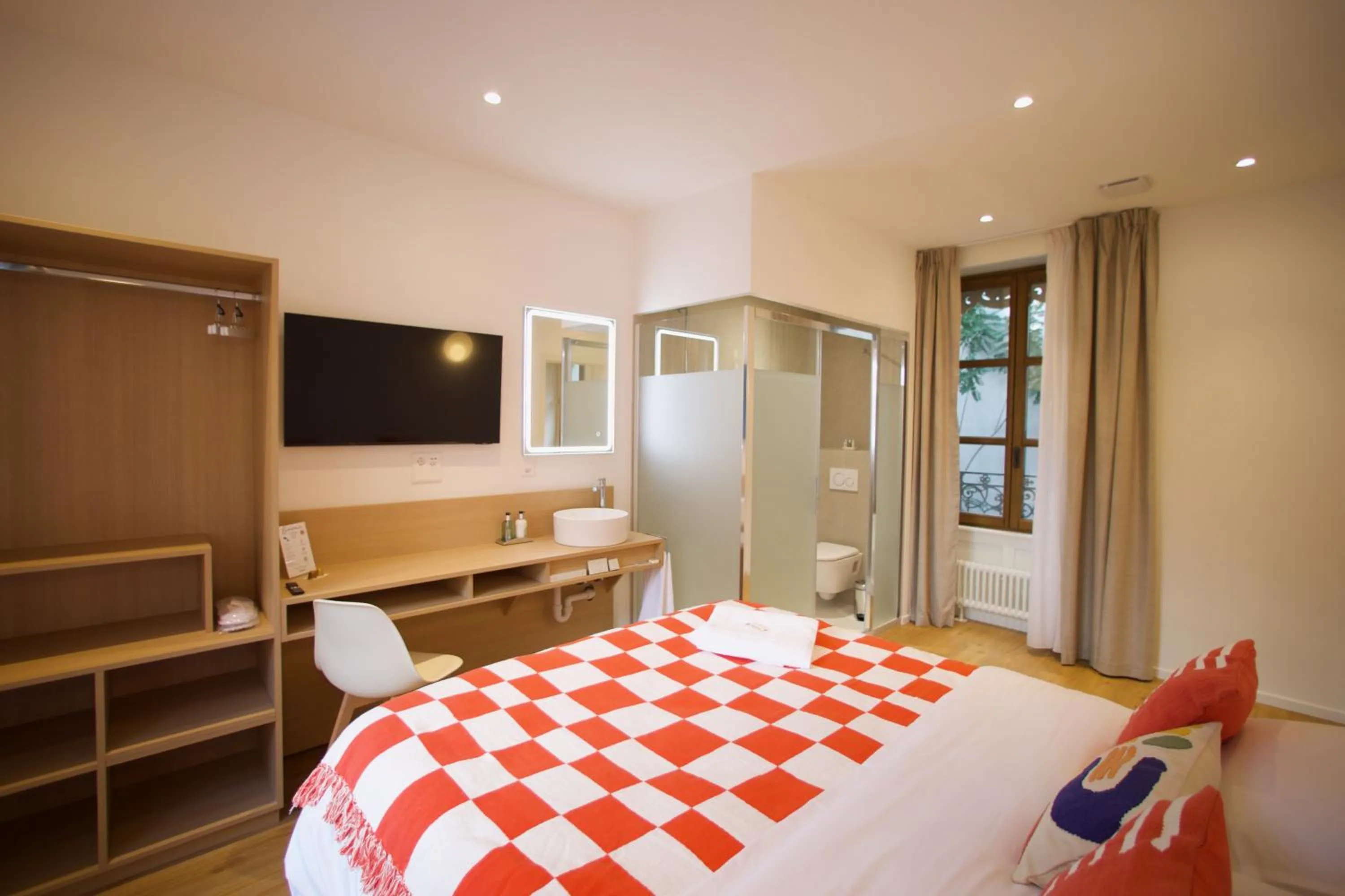 Photo of the whole room, Bed in Rhodania Boutique Hôtel