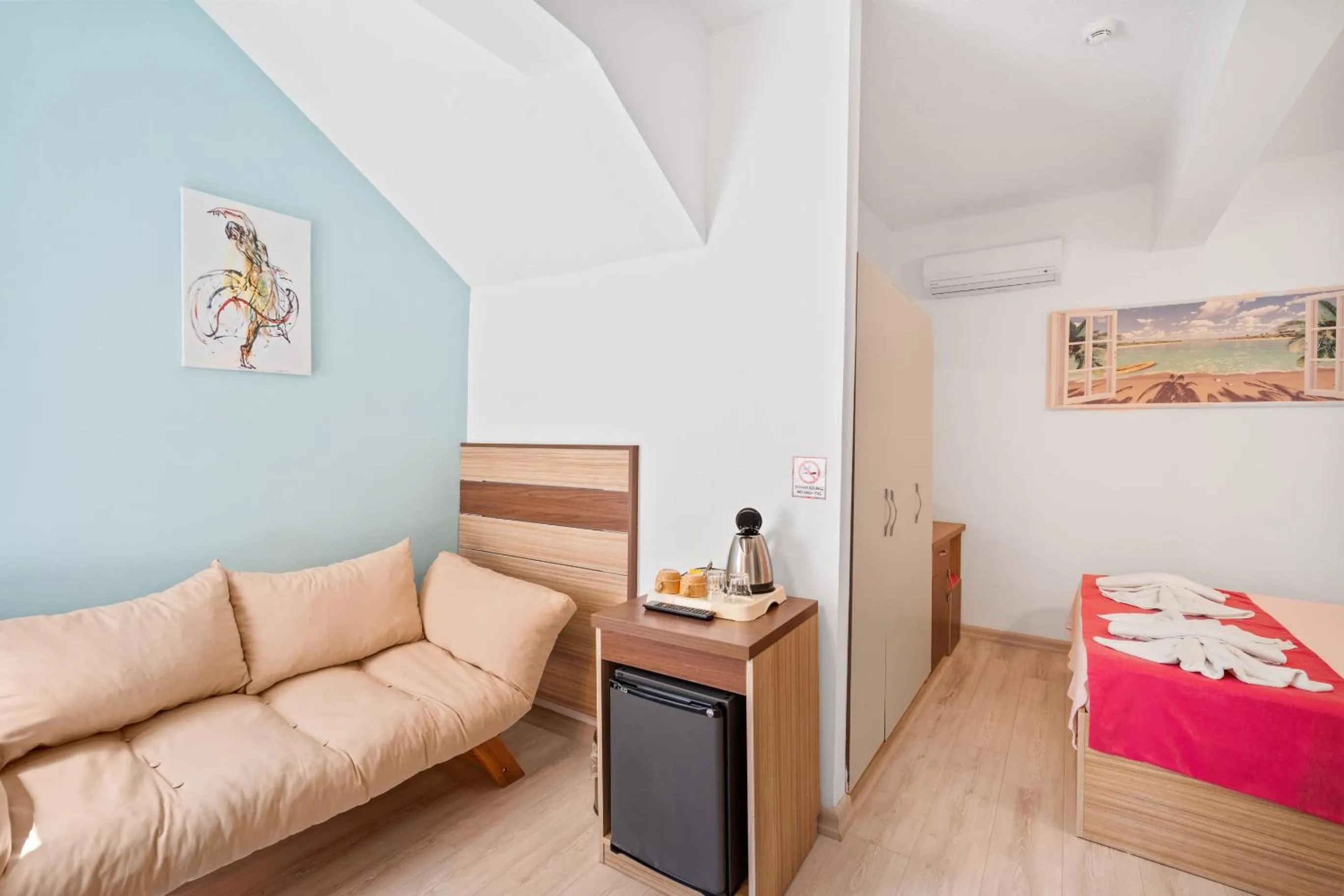 Seating area, Bed in Eden Pyara Hotel Turunc