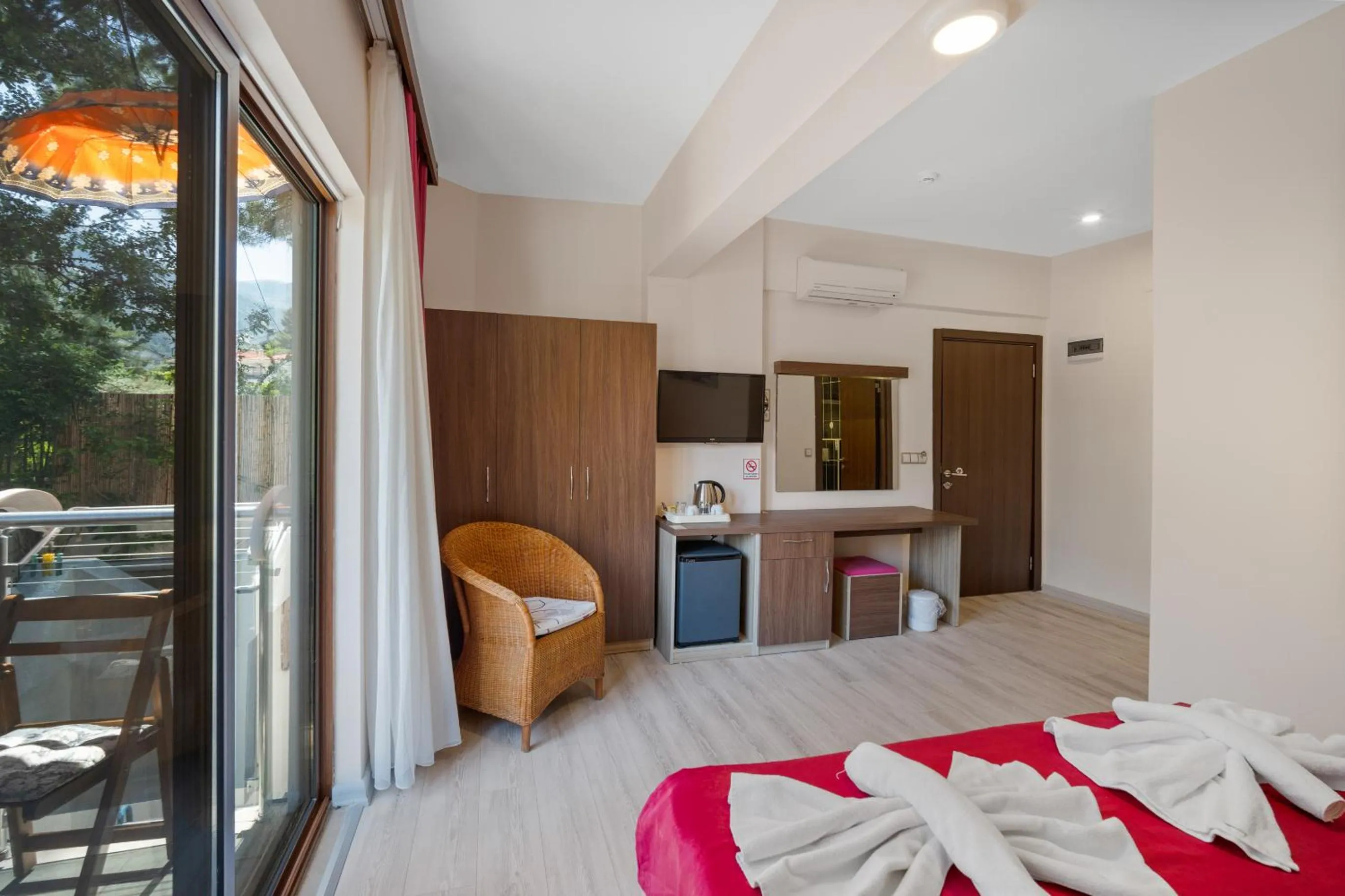 Seating area, Bed in Eden Pyara Hotel Turunc