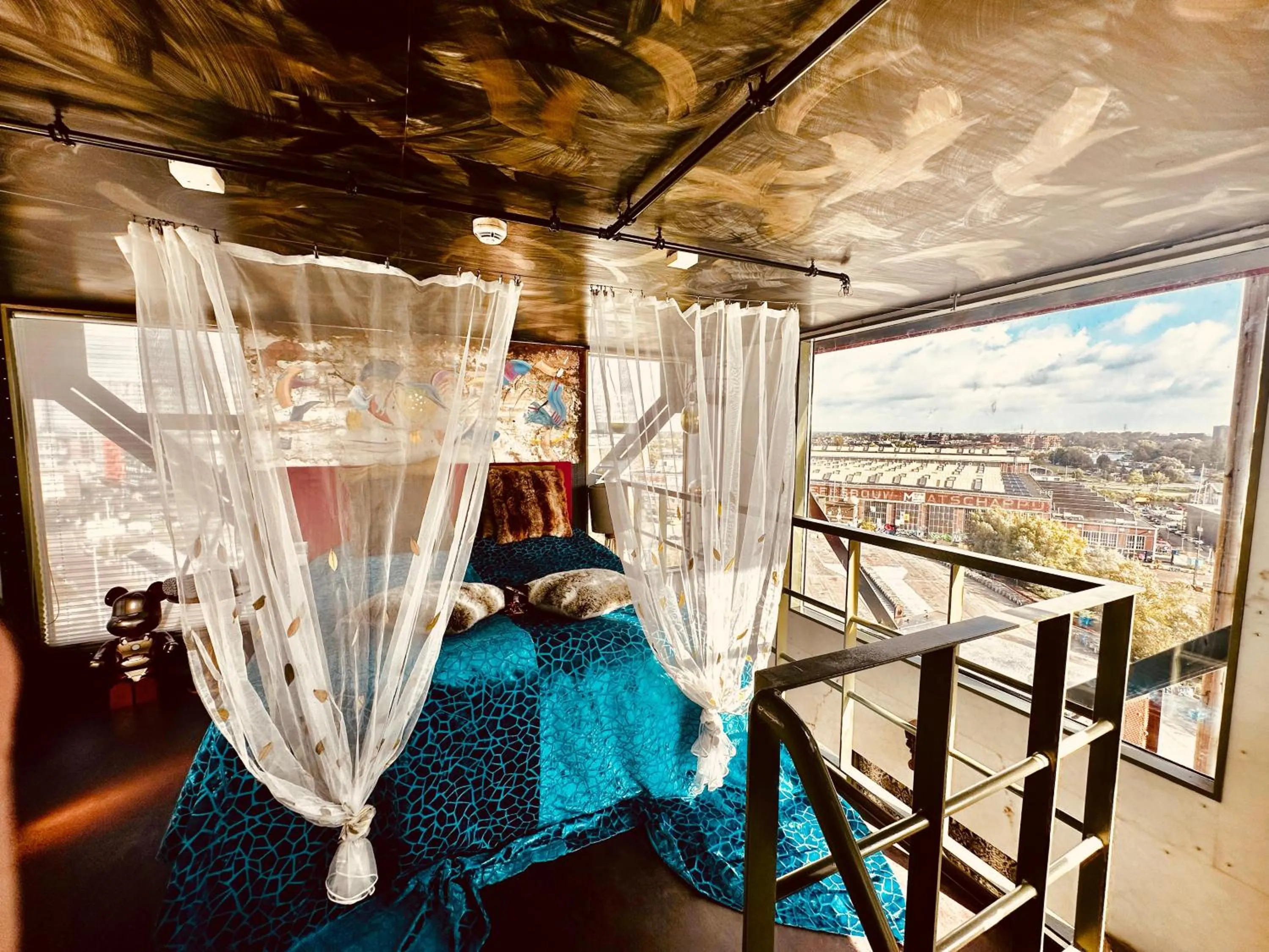 Bed in Crane Hotel Faralda