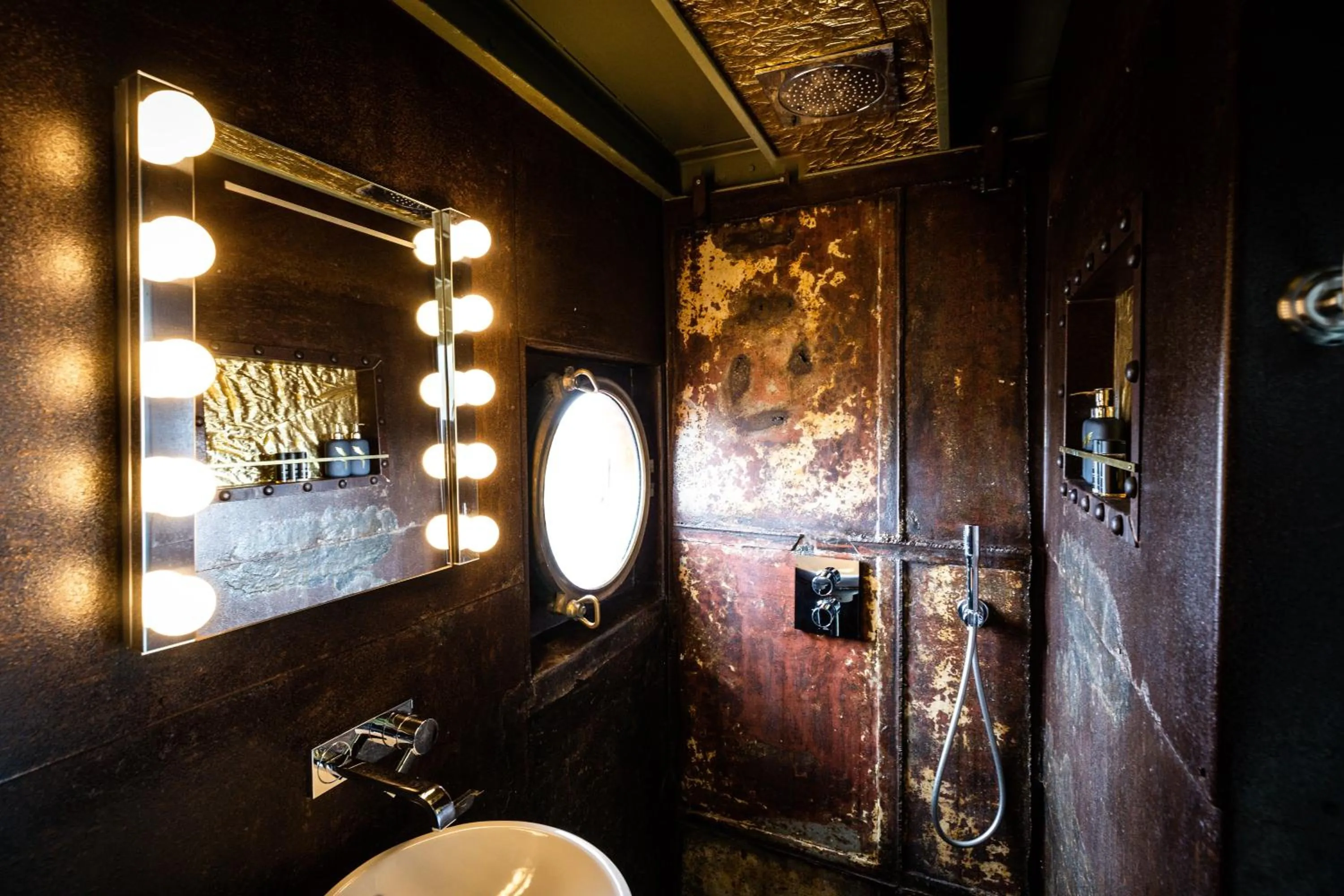 Shower in Crane Hotel Faralda