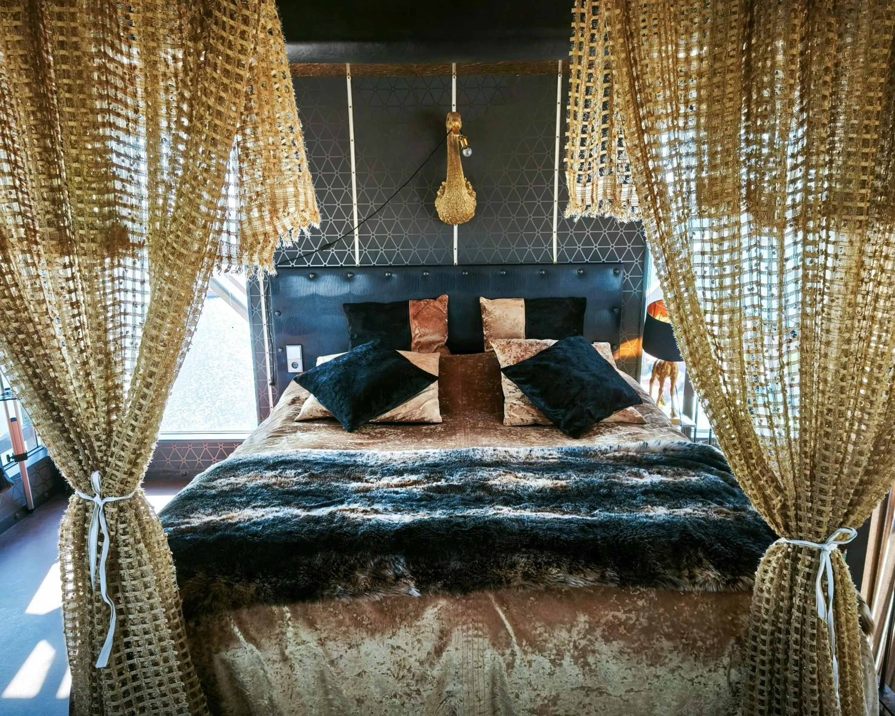 Bed in Crane Hotel Faralda