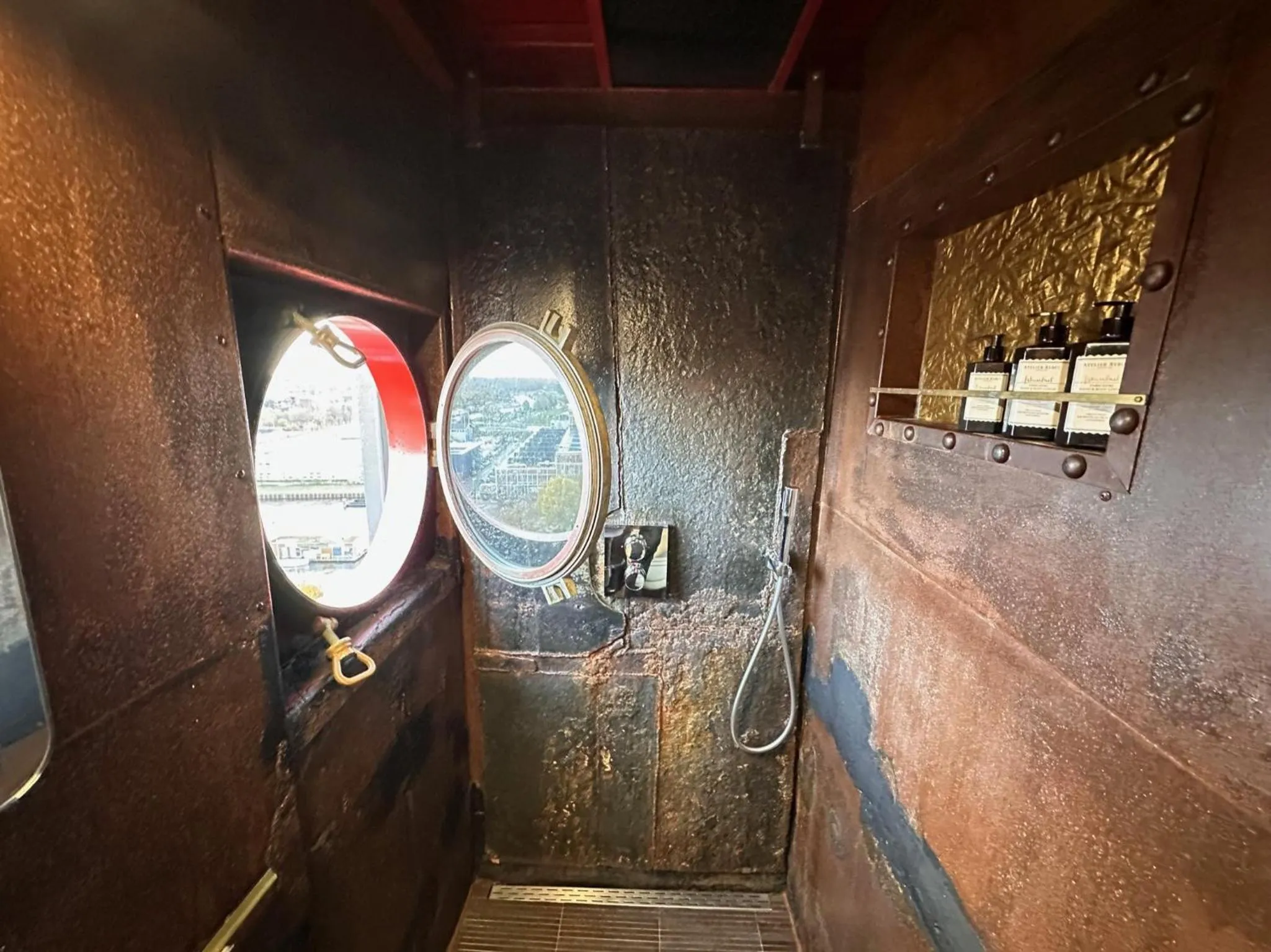 Shower in Crane Hotel Faralda