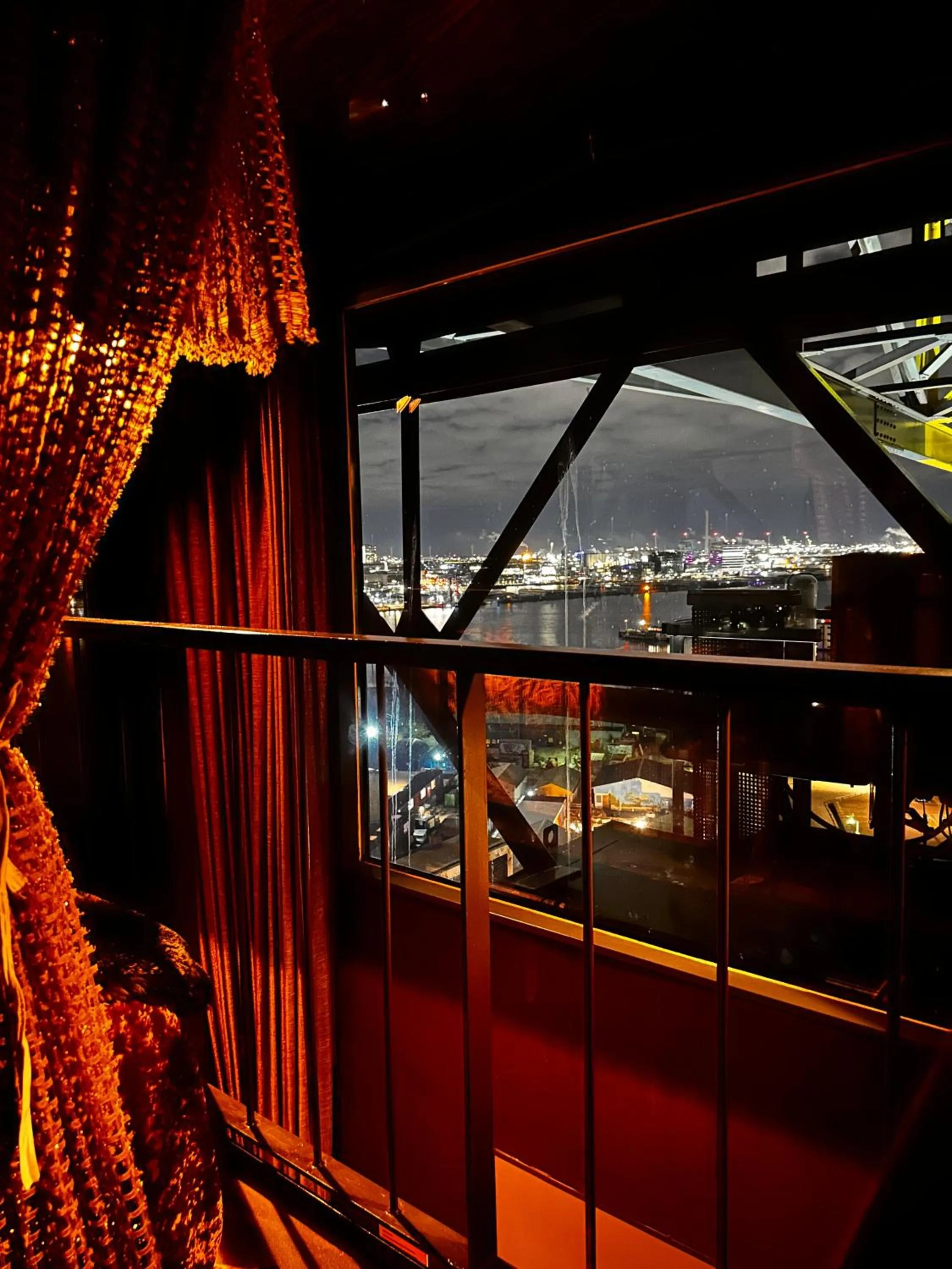 Night in Crane Hotel Faralda