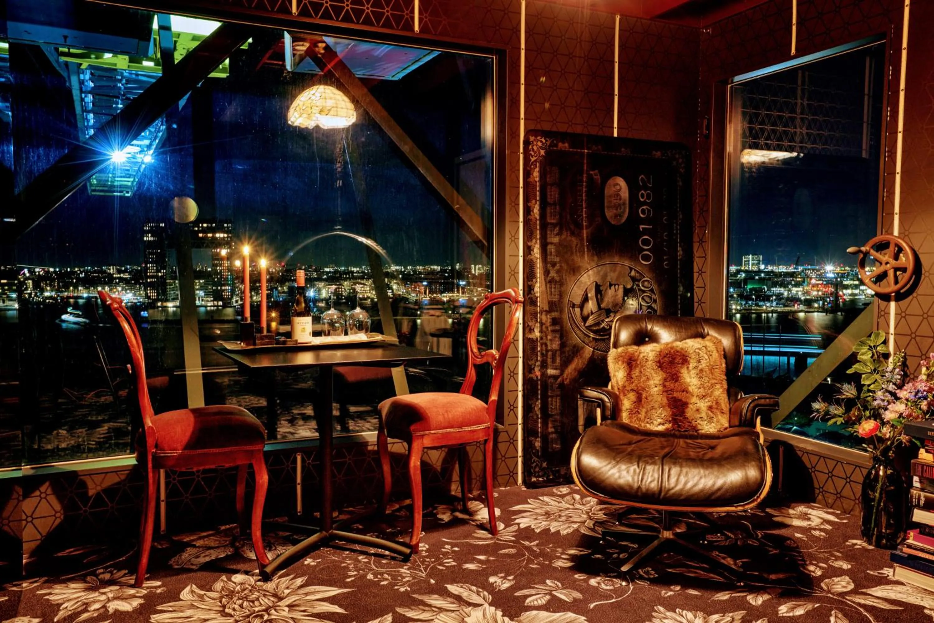 Night in Crane Hotel Faralda