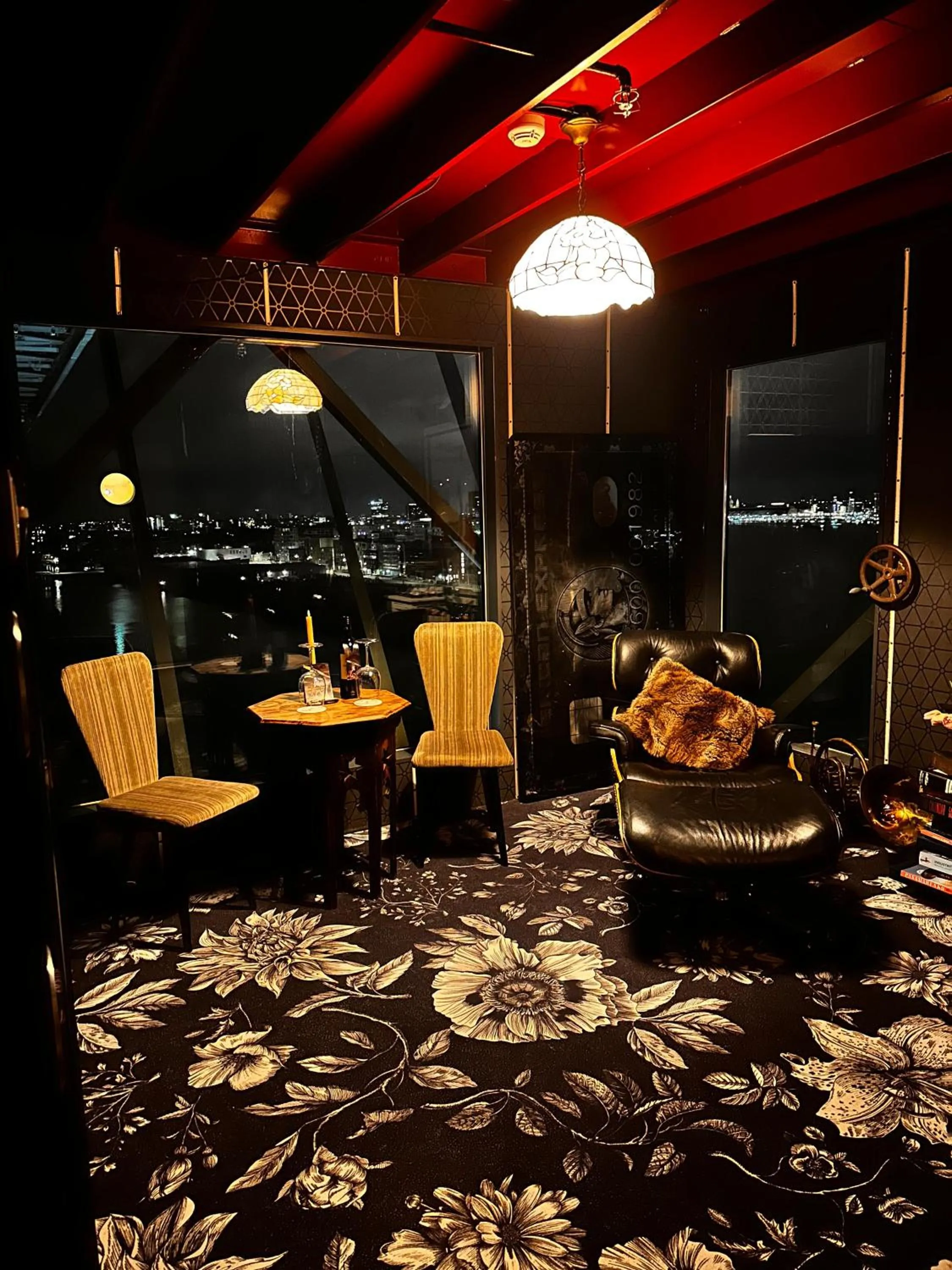 Night in Crane Hotel Faralda