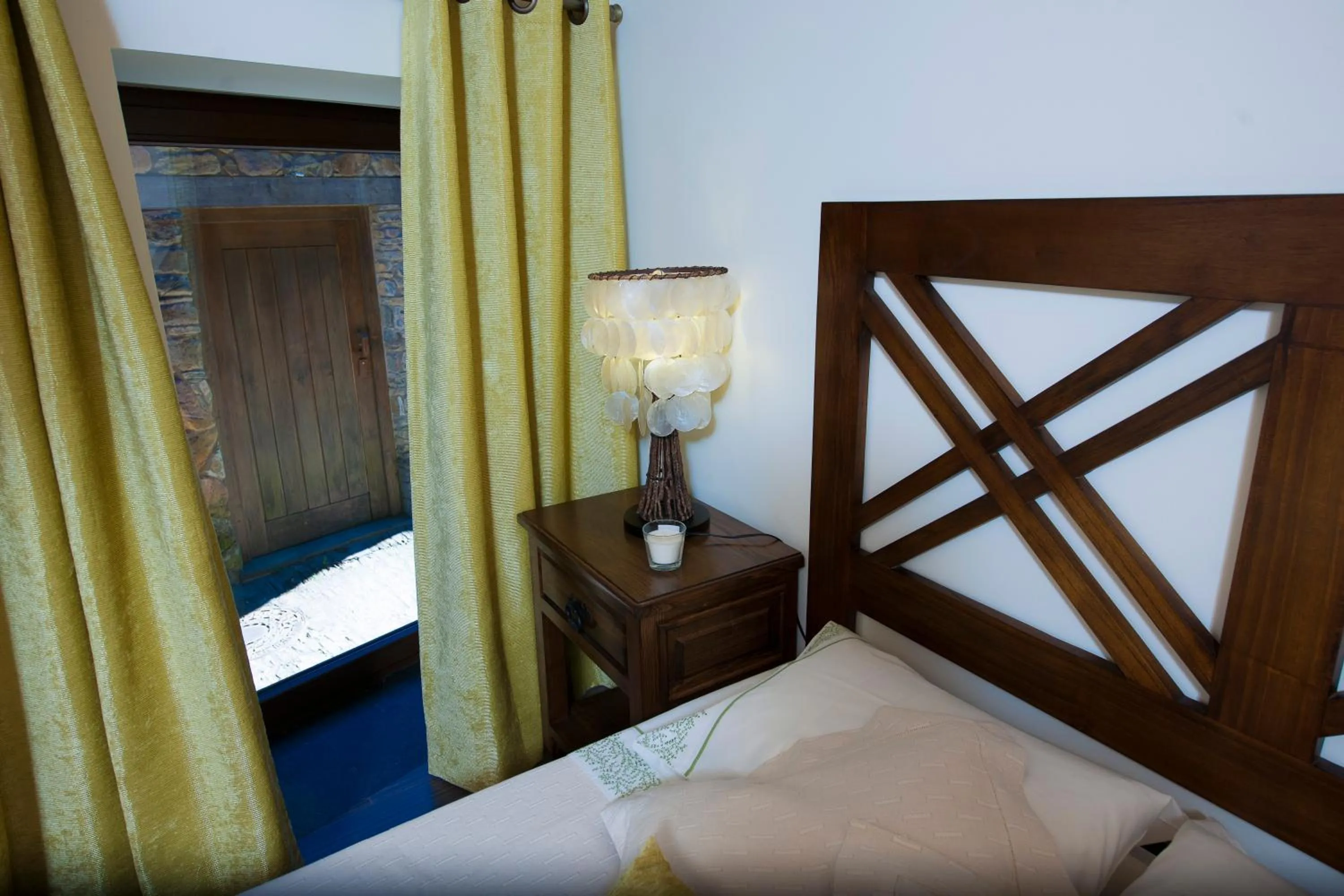 Bedroom, Bed in Mountain Whisper