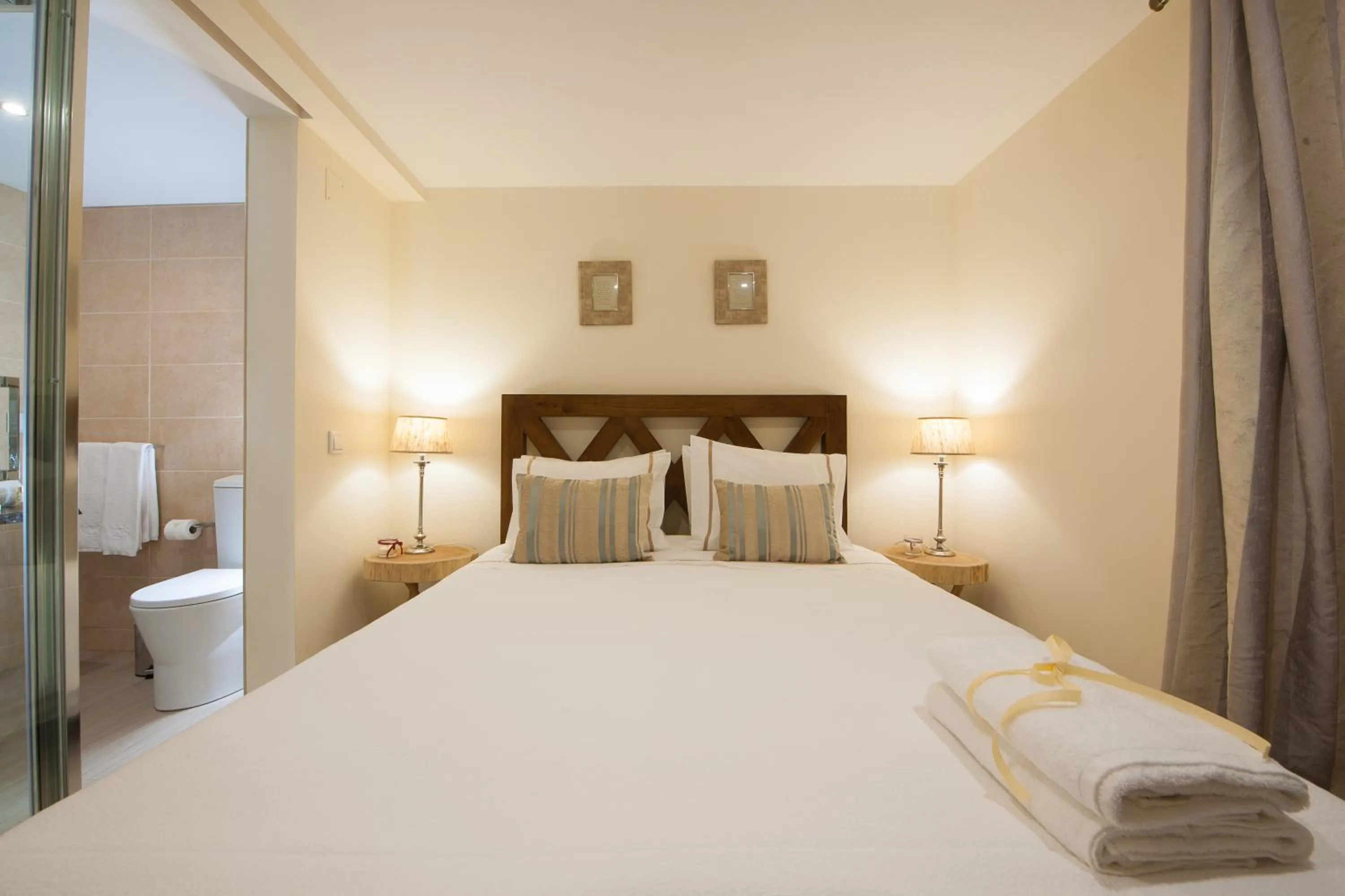 Bedroom, Bed in Mountain Whisper