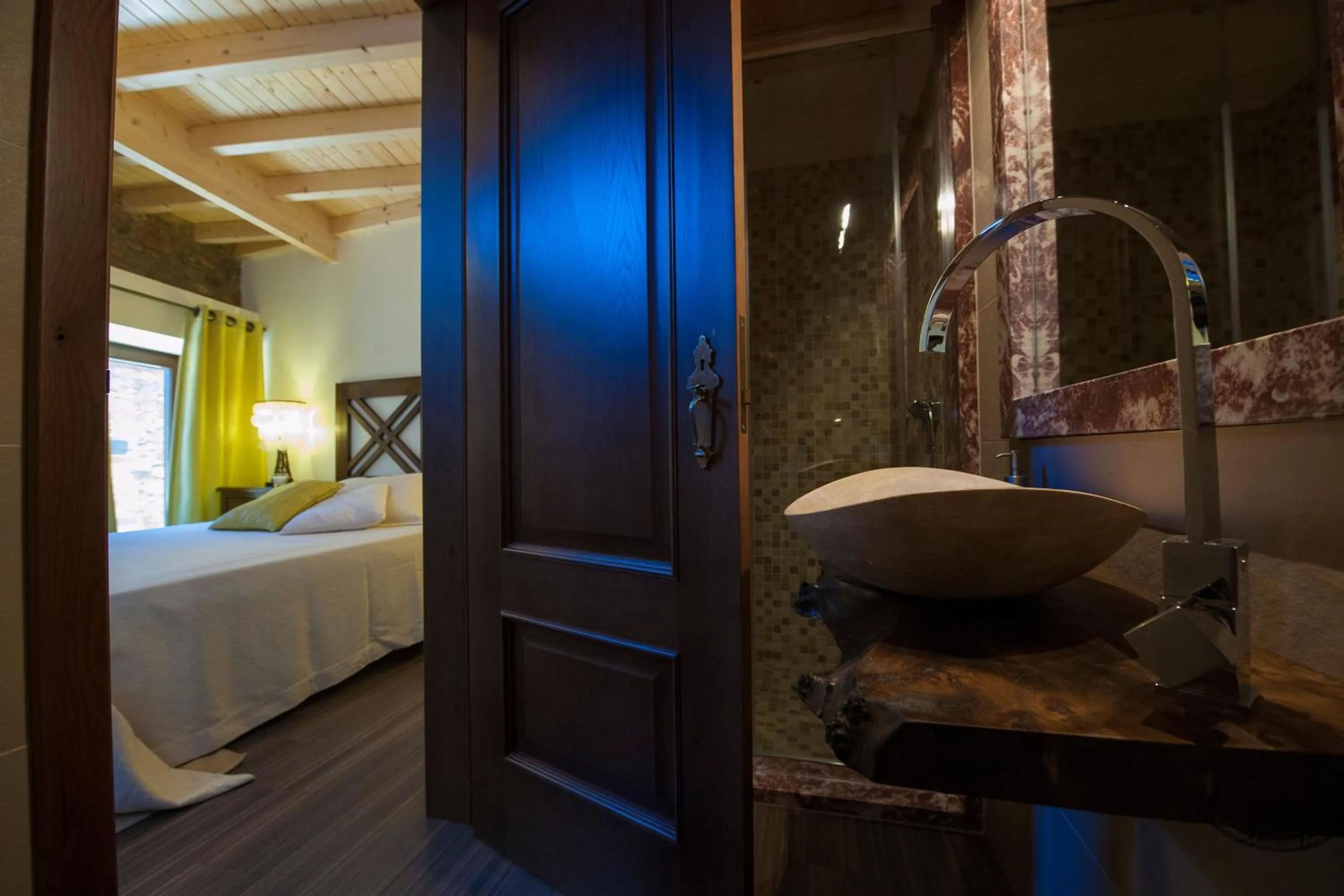 Bathroom, Bed in Mountain Whisper