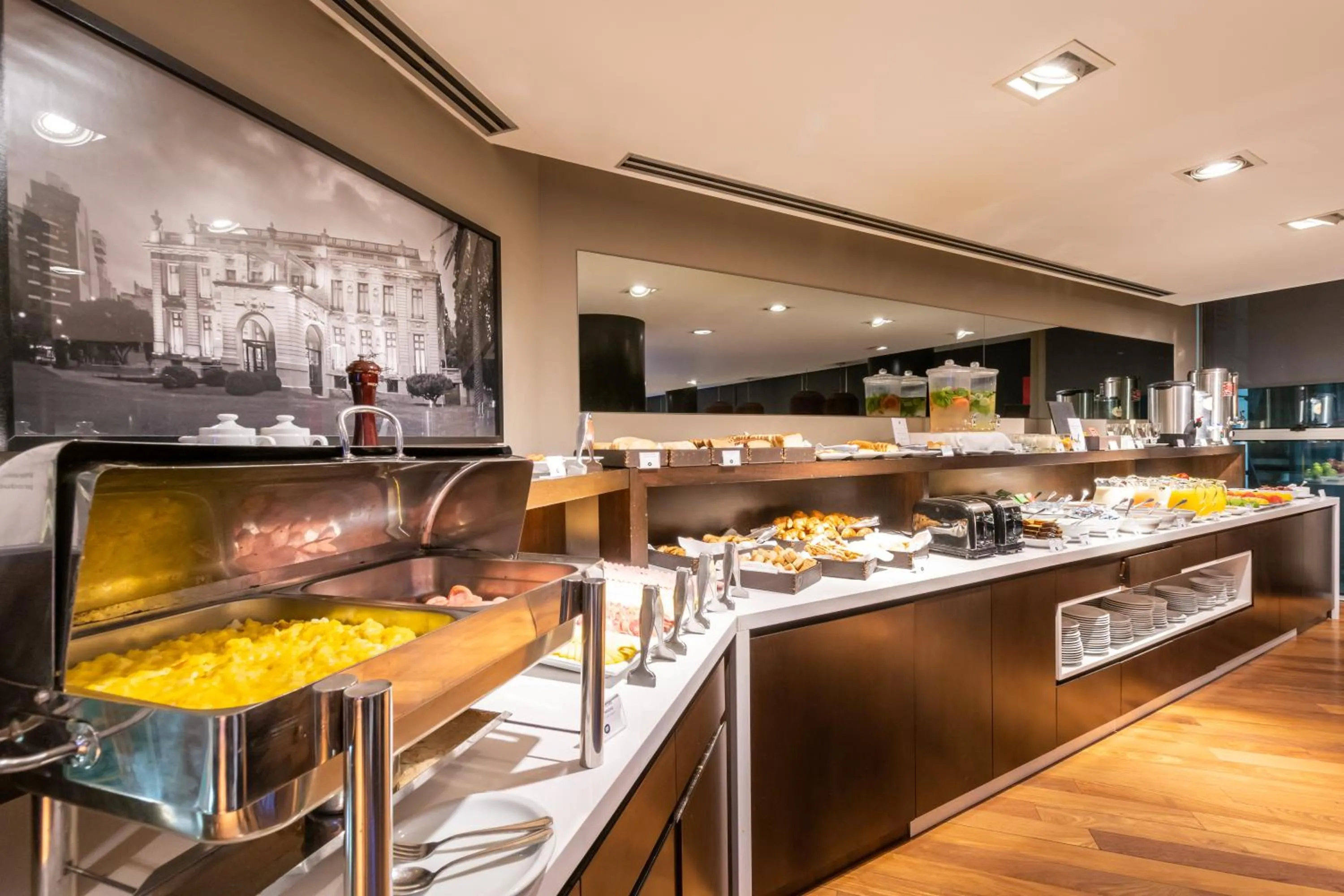 Buffet breakfast in Yrigoyen 111 Hotel