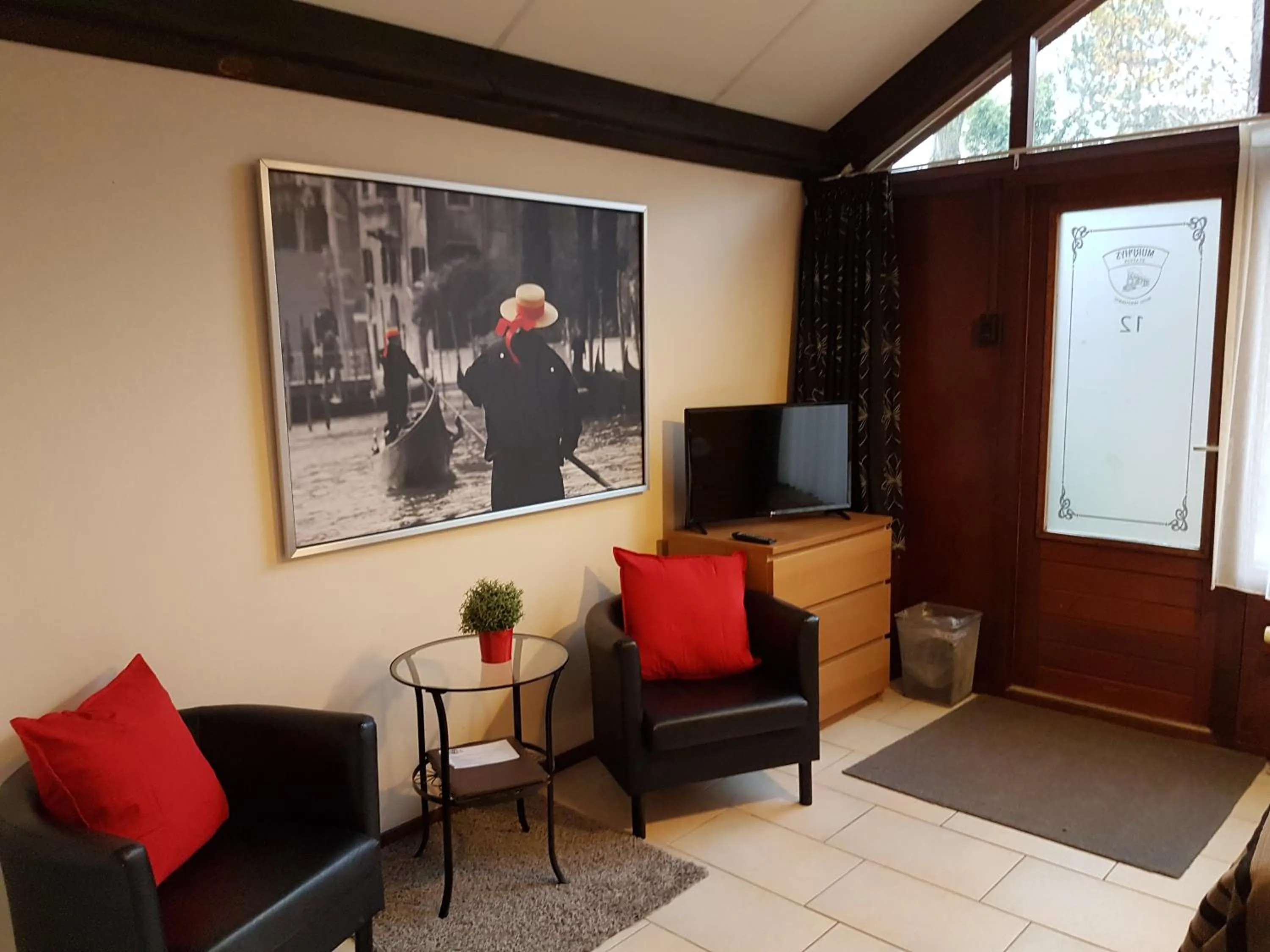 Seating area in Motel Oostvoorne