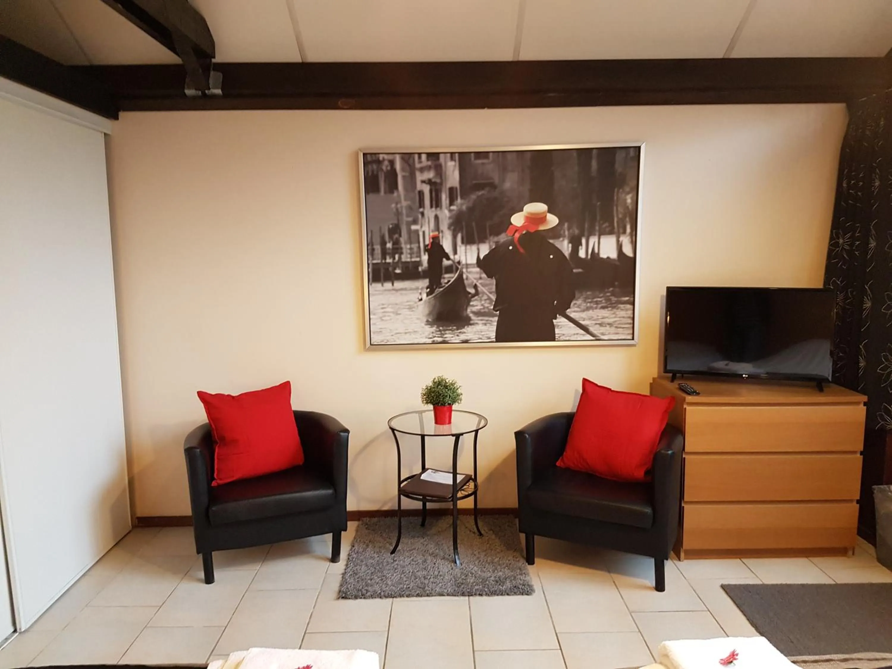 Seating area in Motel Oostvoorne