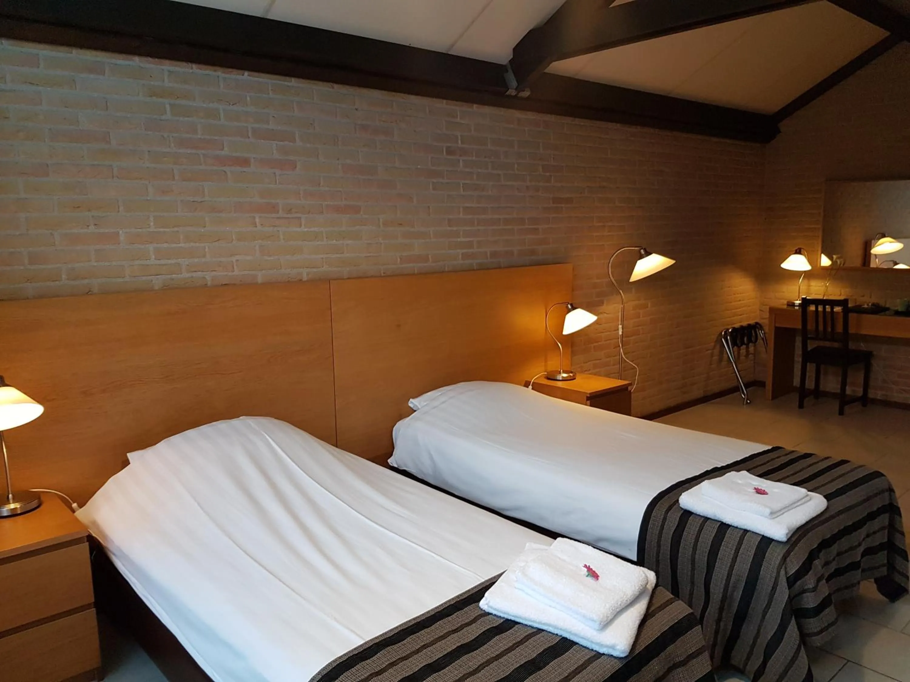 Bed in Motel Oostvoorne
