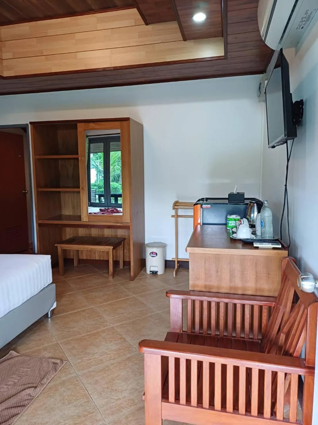 TV and multimedia, Bed in Lanta Mermaid Resort