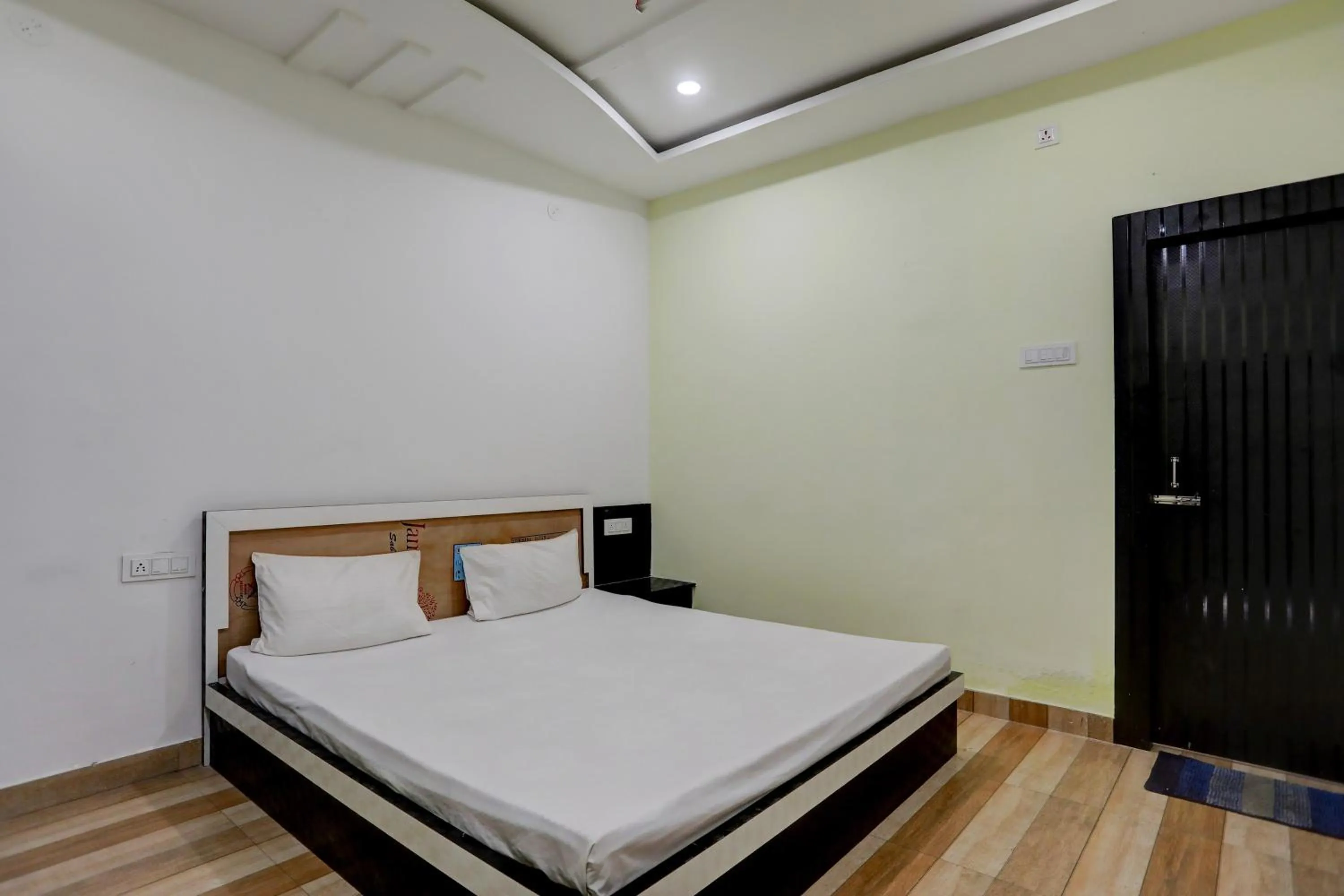 Bedroom, Bed in Super Hotel O The Nirvana Resorts