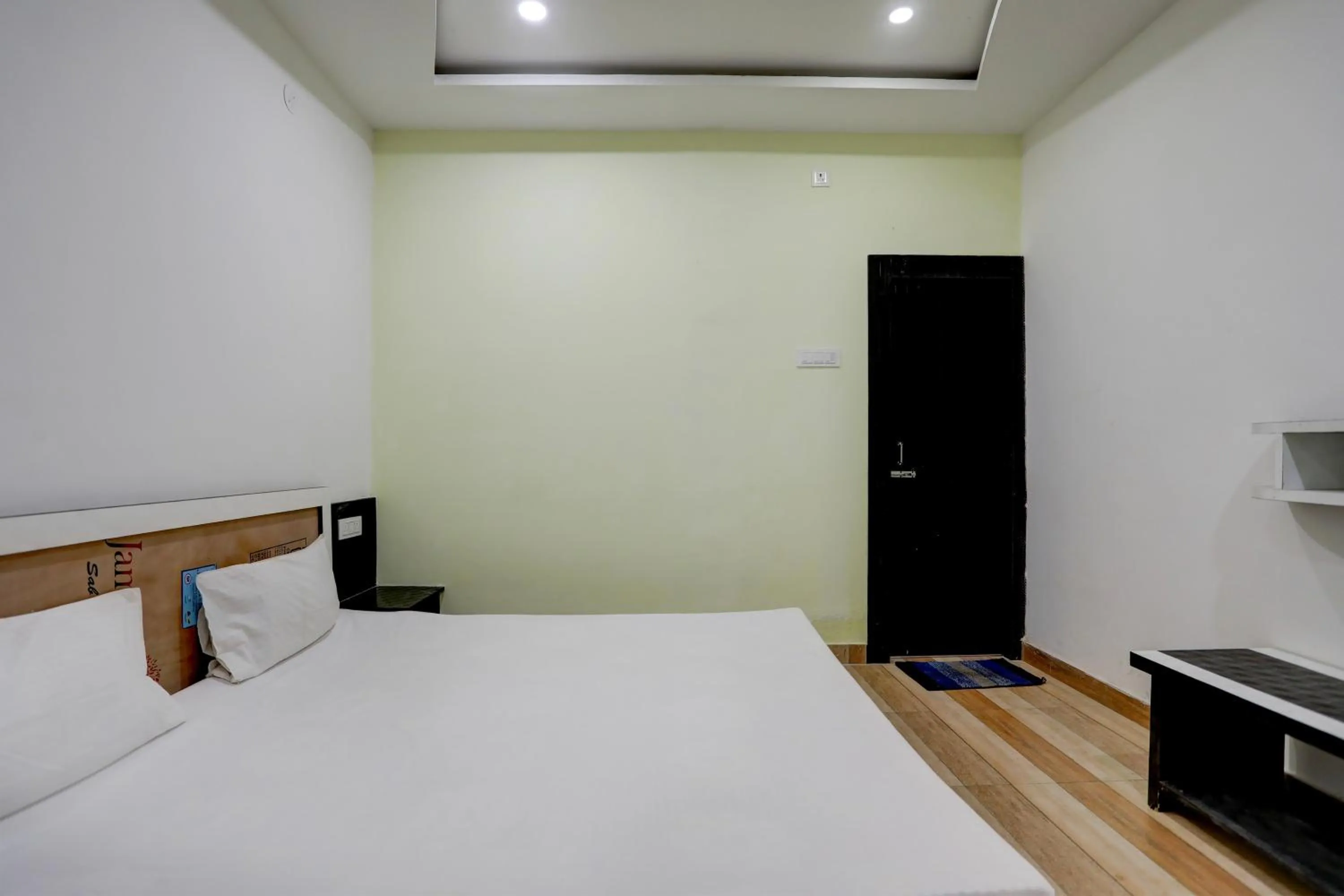 Bedroom, Bed in Super Hotel O The Nirvana Resorts