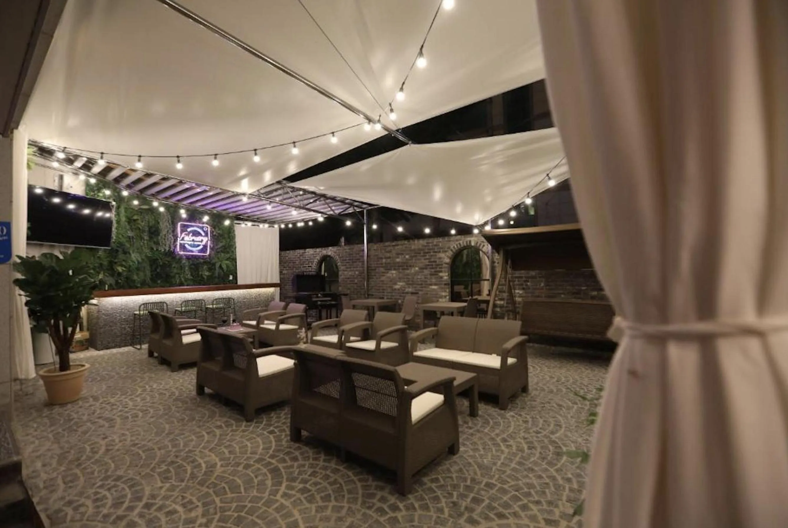 February Hotel SeongSeo