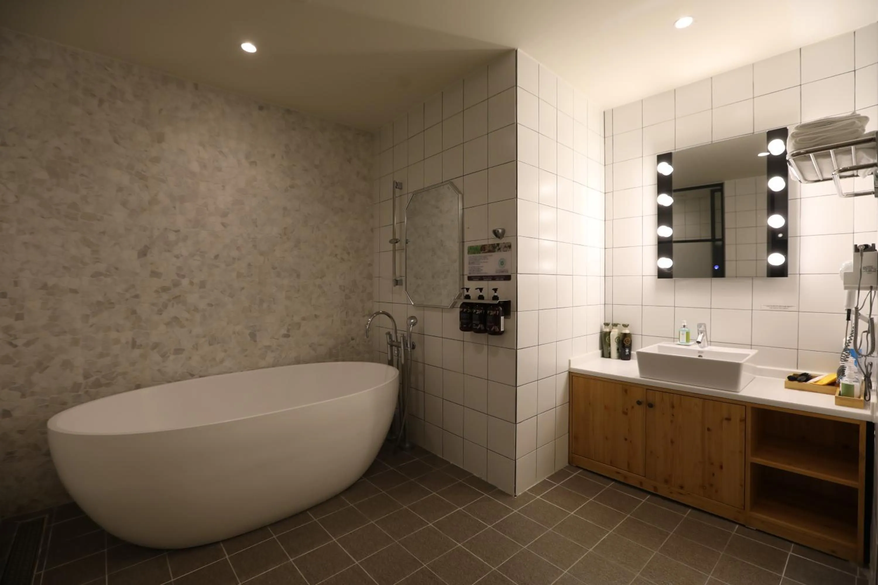 February Hotel SeongSeo