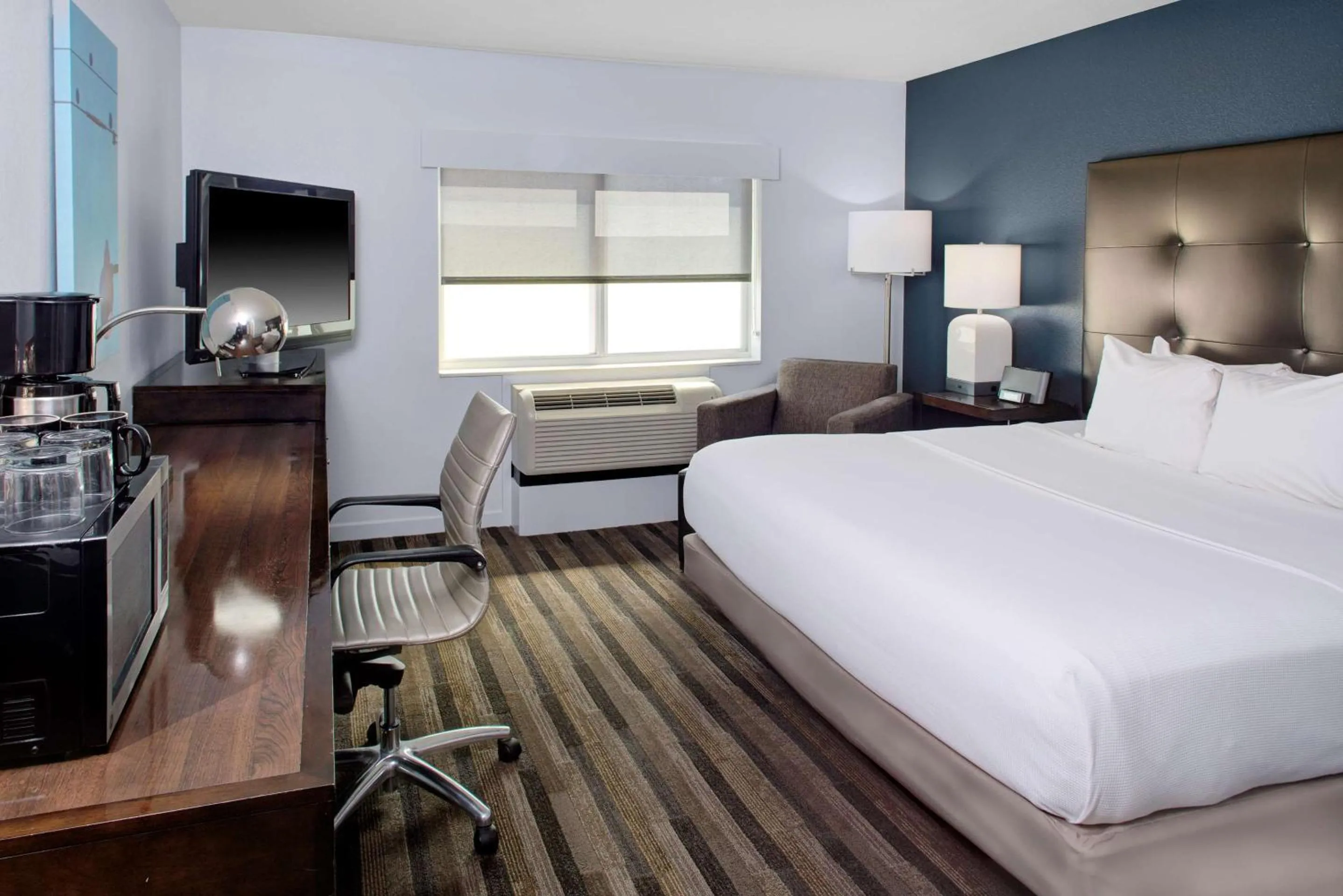 Photo of the whole room, Bed in Hyatt House Raleigh Durham Airport