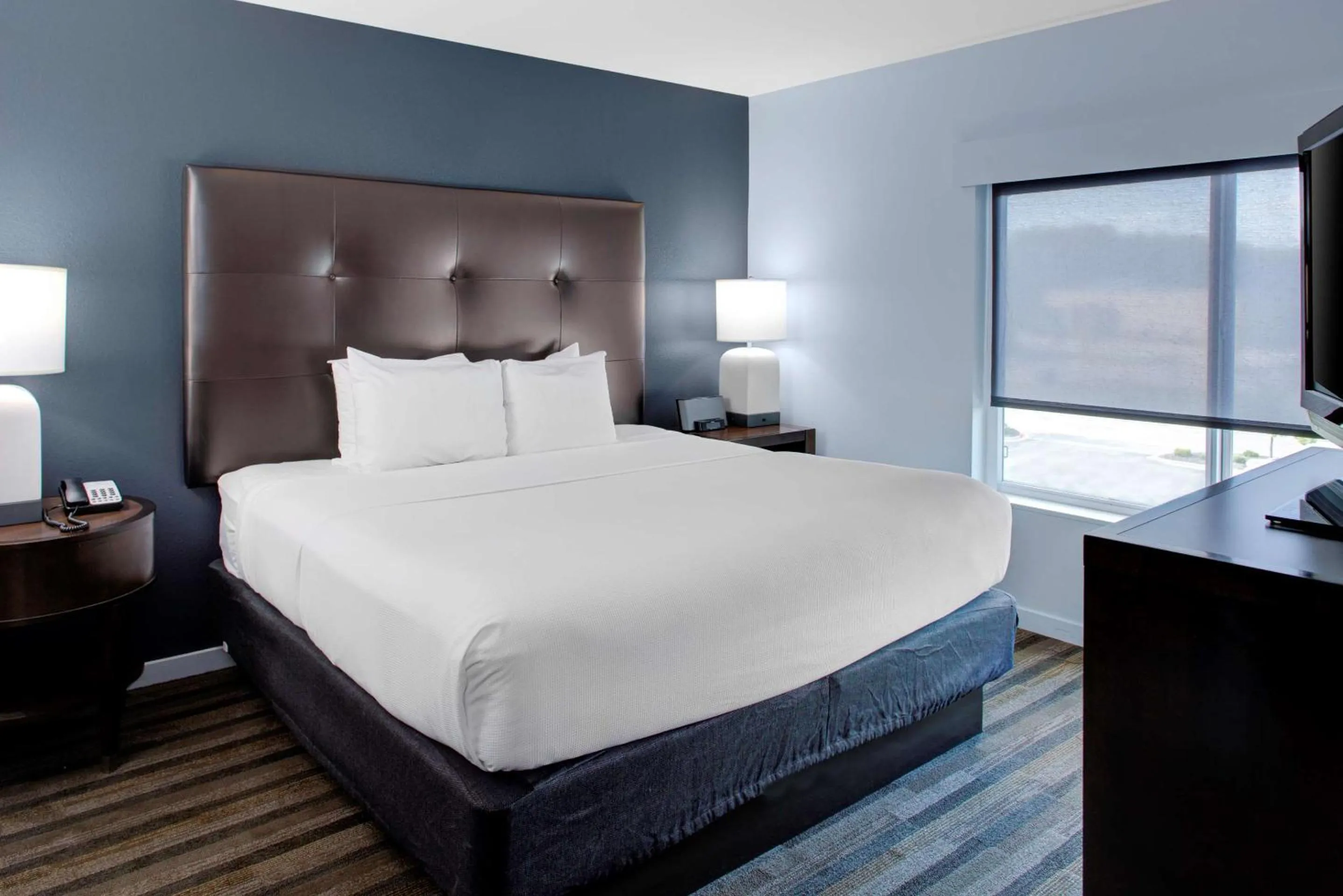 Photo of the whole room, Bed in Hyatt House Raleigh Durham Airport