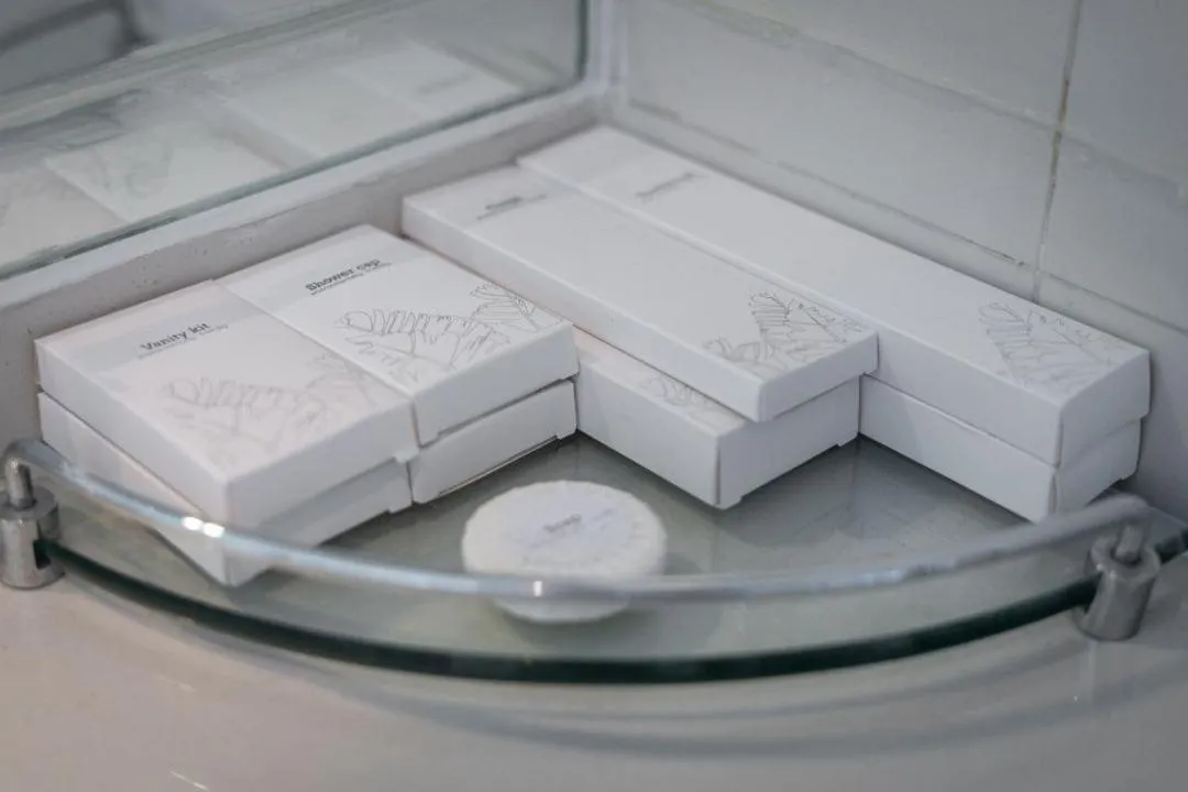 Bathroom, Bed in Hi Hotel