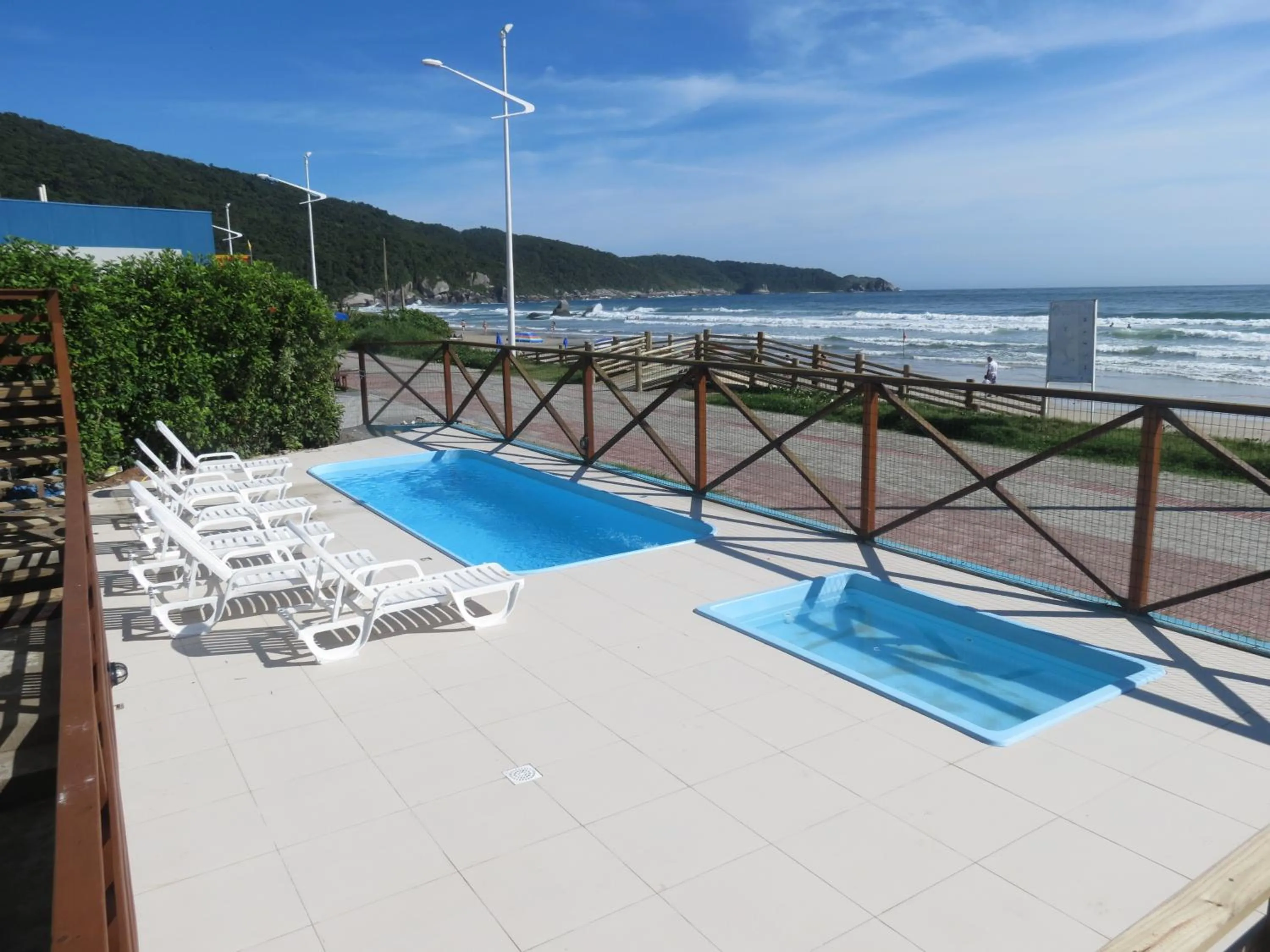 Swimming pool in Residencial Vila do Sol, Apartamentos com pé na areia