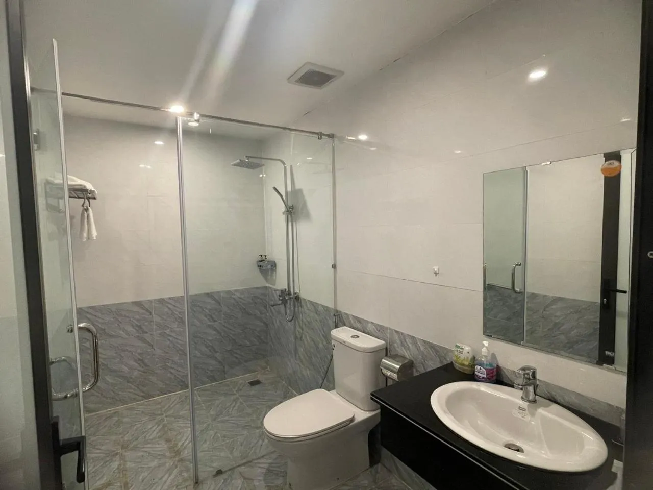 Bathroom in An Tín Hotel