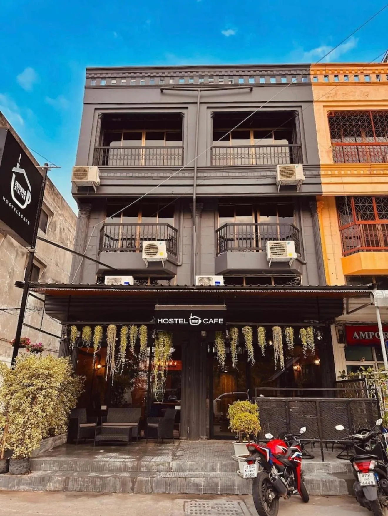 Hostel Friends Station & Cafe