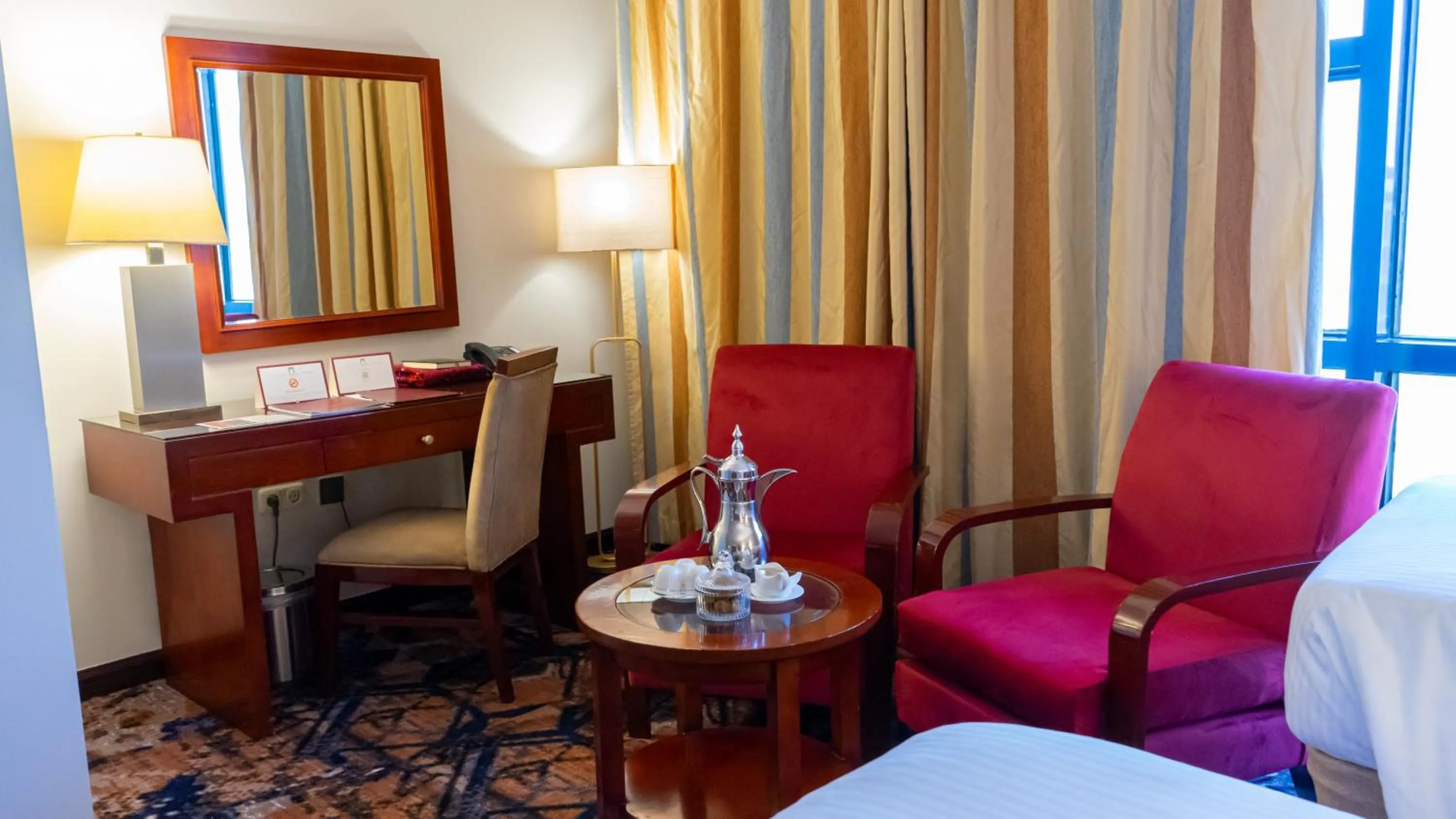 View (from property/room), Bed in فندق الصفوة البرج الثالث Al Safwah Hotel Third Tower 3