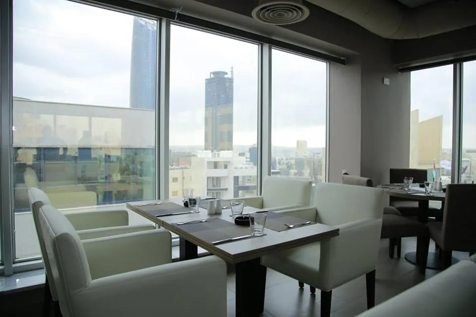 Restaurant/places to eat in Prime Hotel