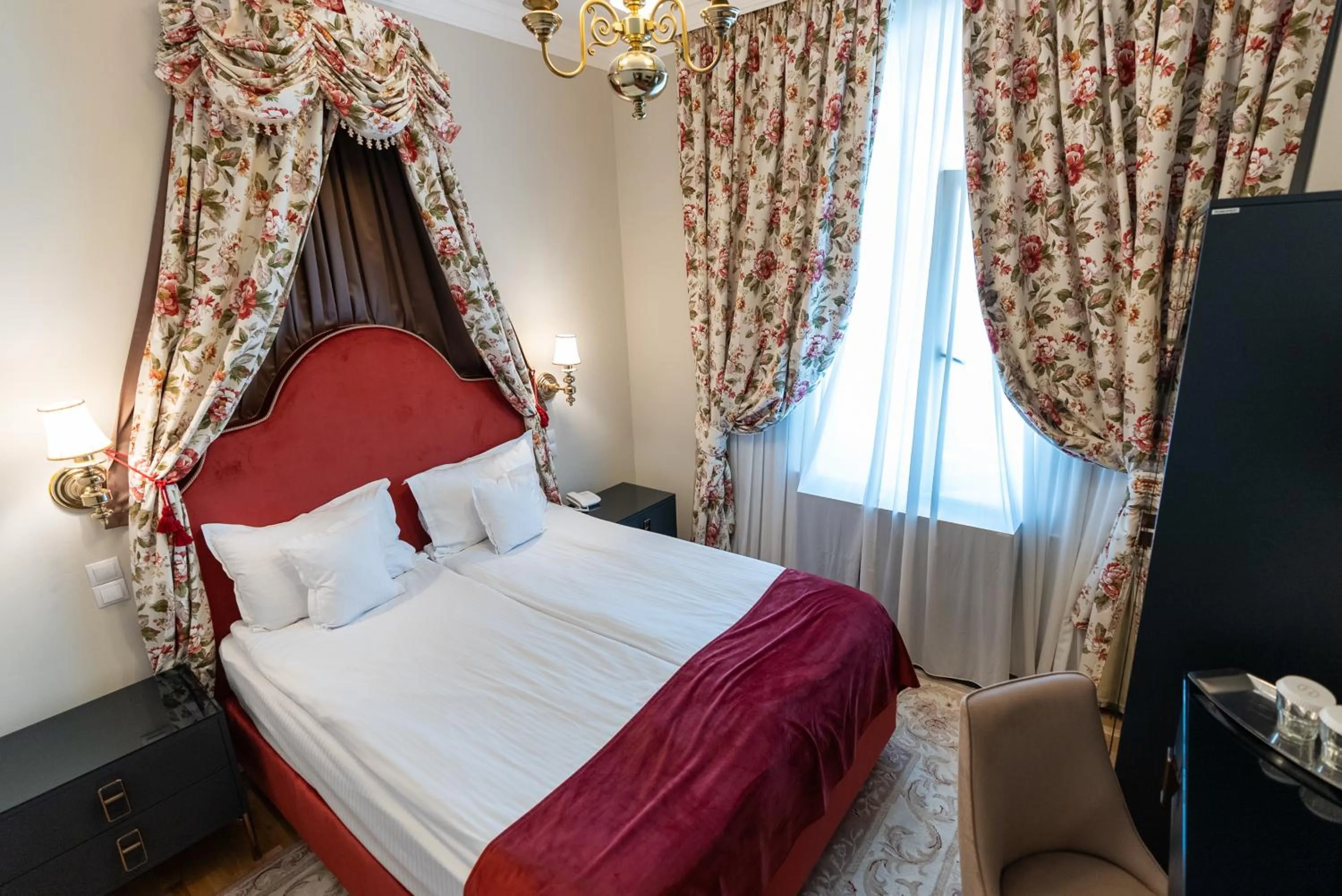 Photo of the whole room, Bed in Hotel Palace