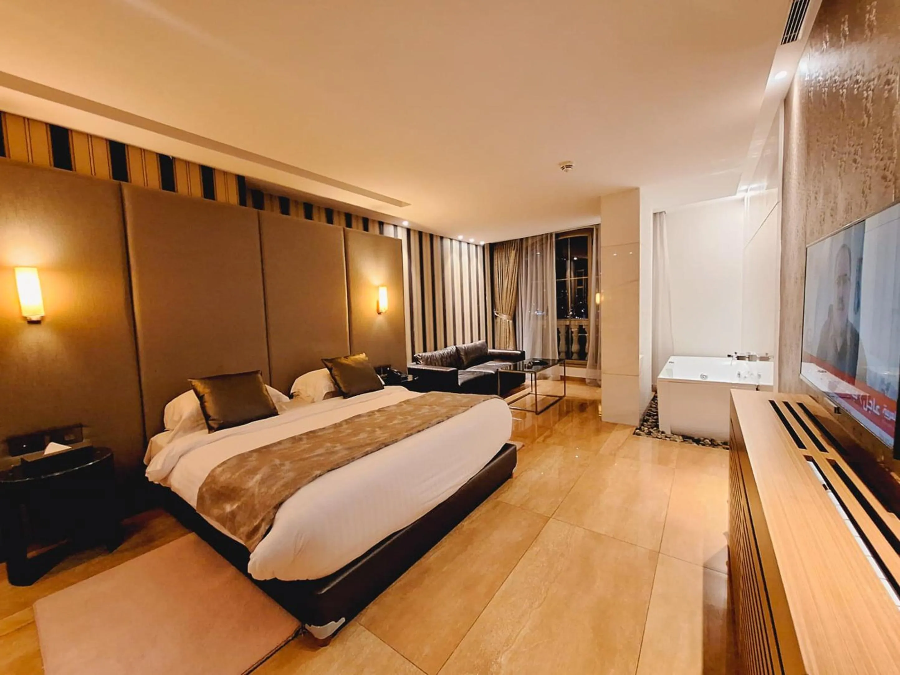 Photo of the whole room, Bed in Monte Cassino