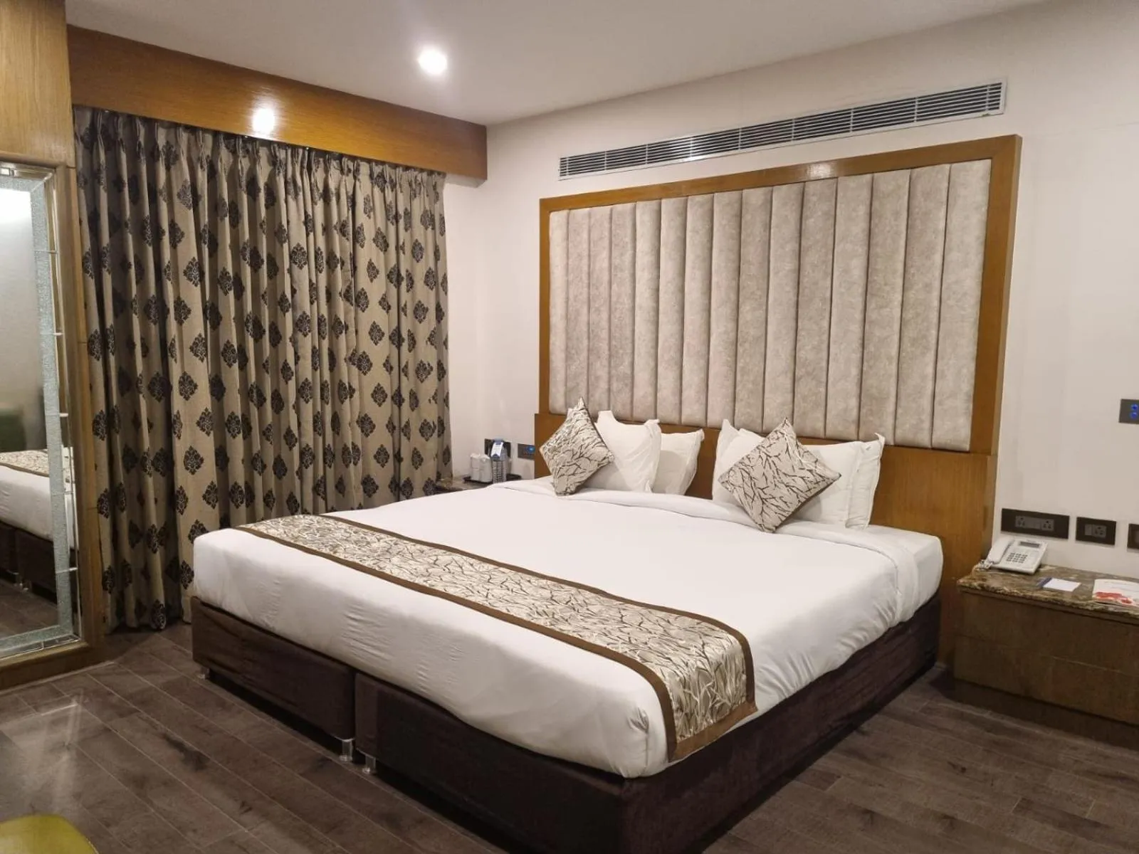 Bed in Hotel Benzz Park Chennai