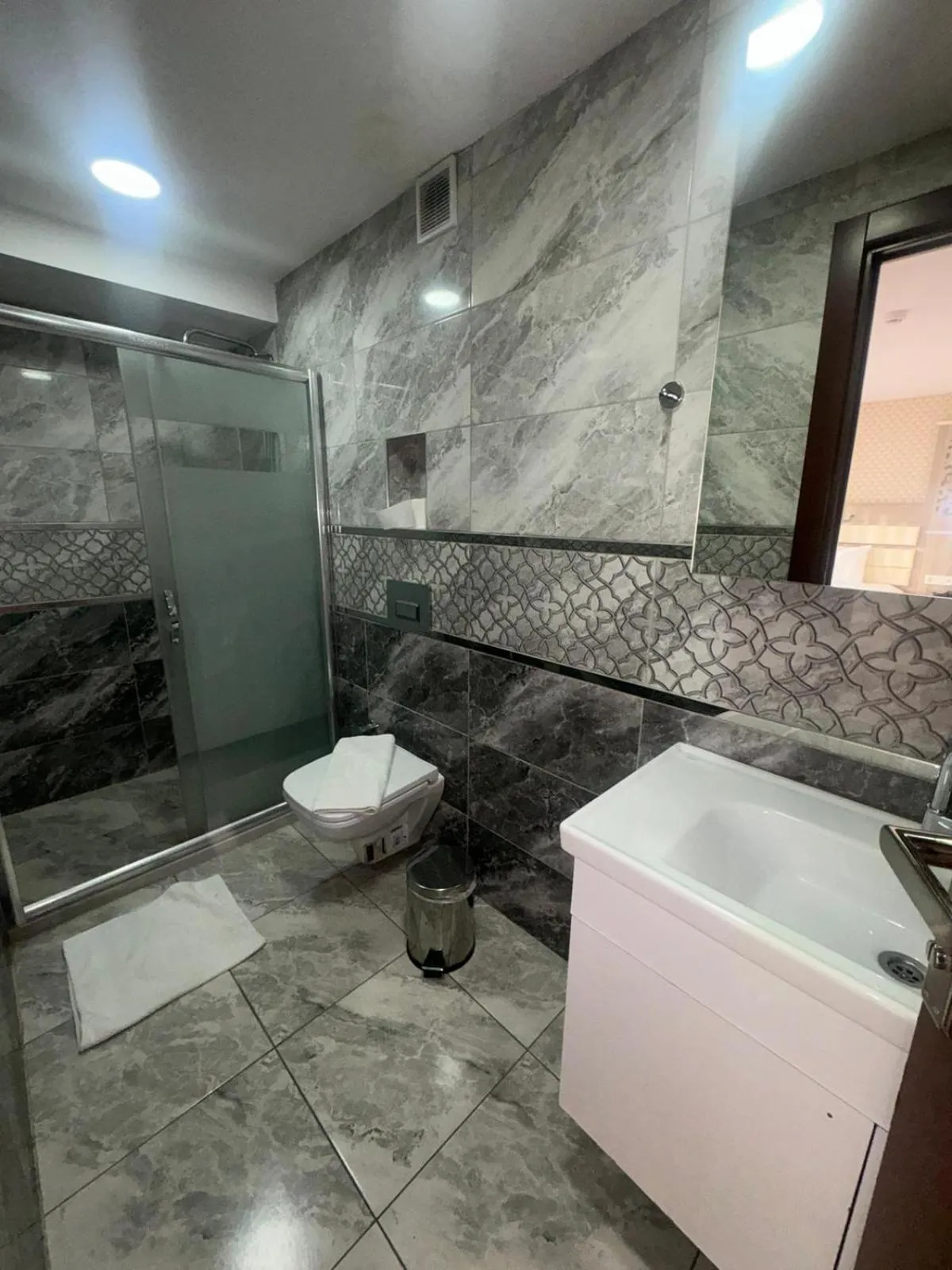 Bathroom in Raimond Hotel