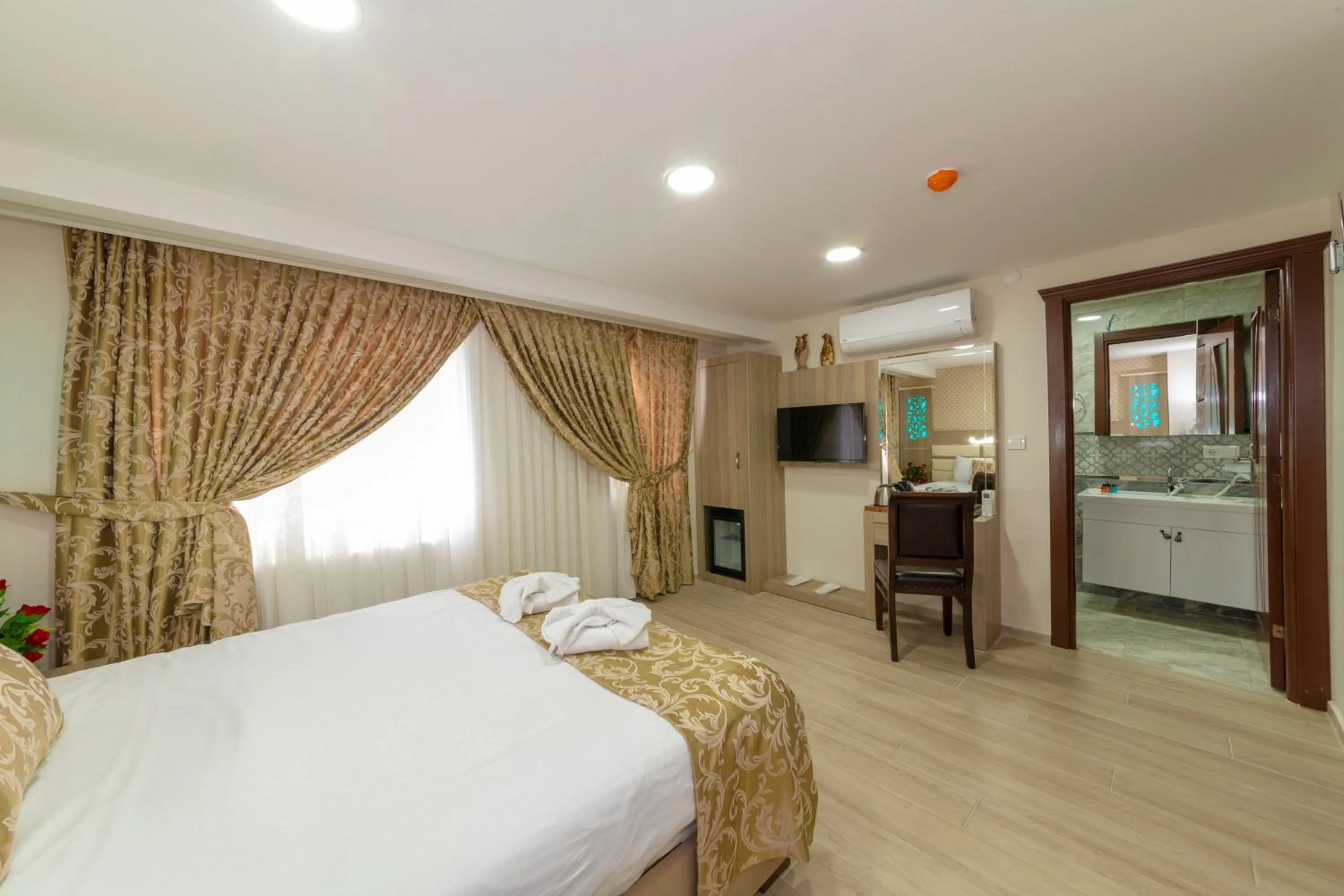 Photo of the whole room, Bed in Raimond Hotel