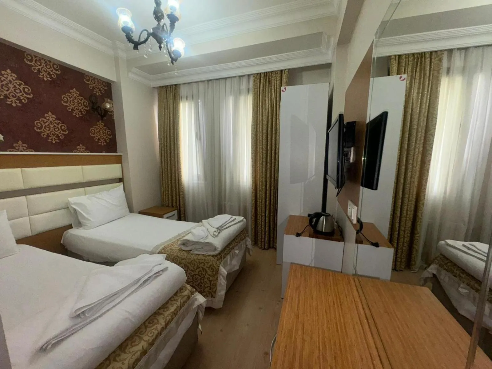 Bathroom, Bed in Raimond Hotel