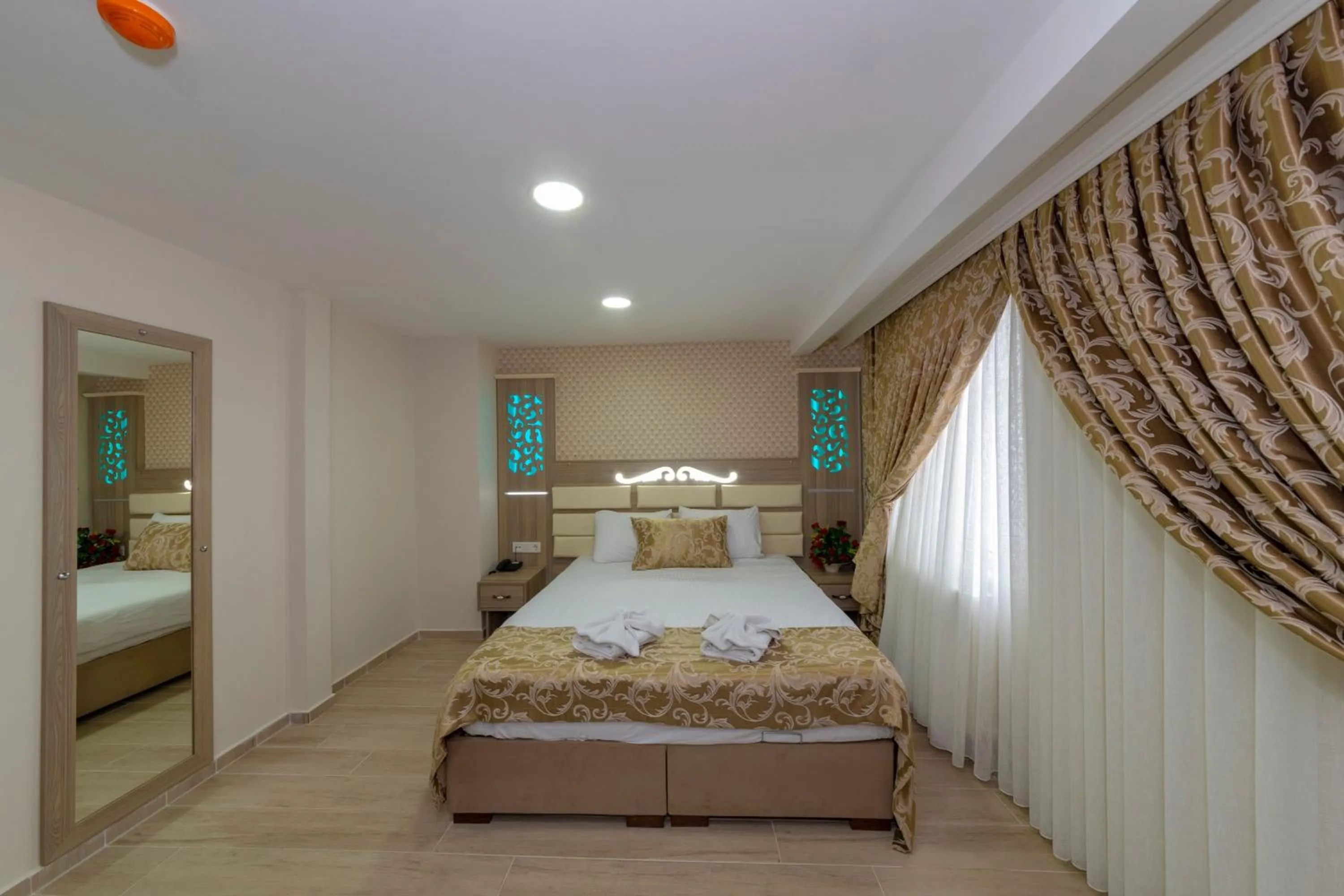 Bedroom, Bed in Raimond Hotel