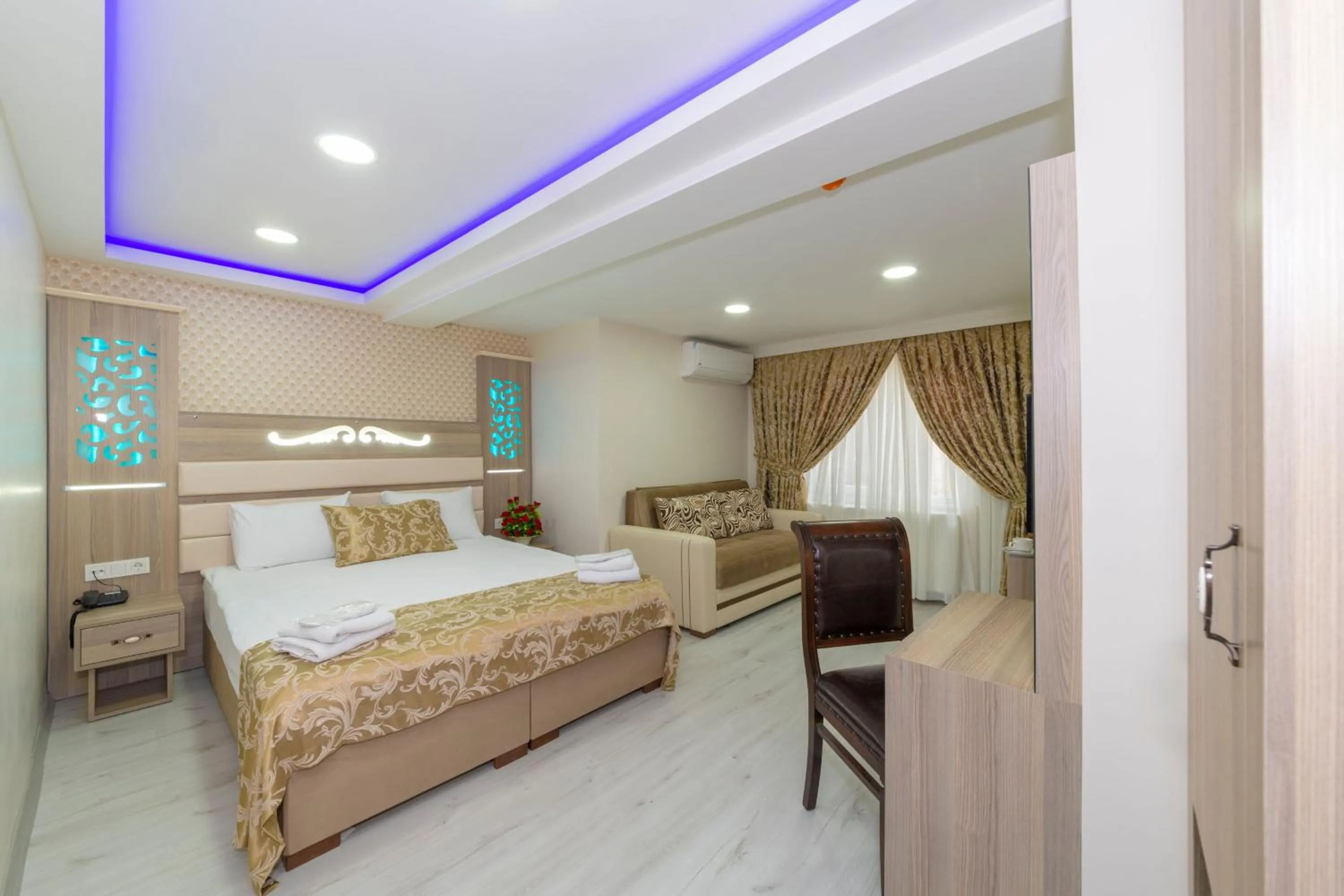 Superior Triple Room in Raimond Hotel