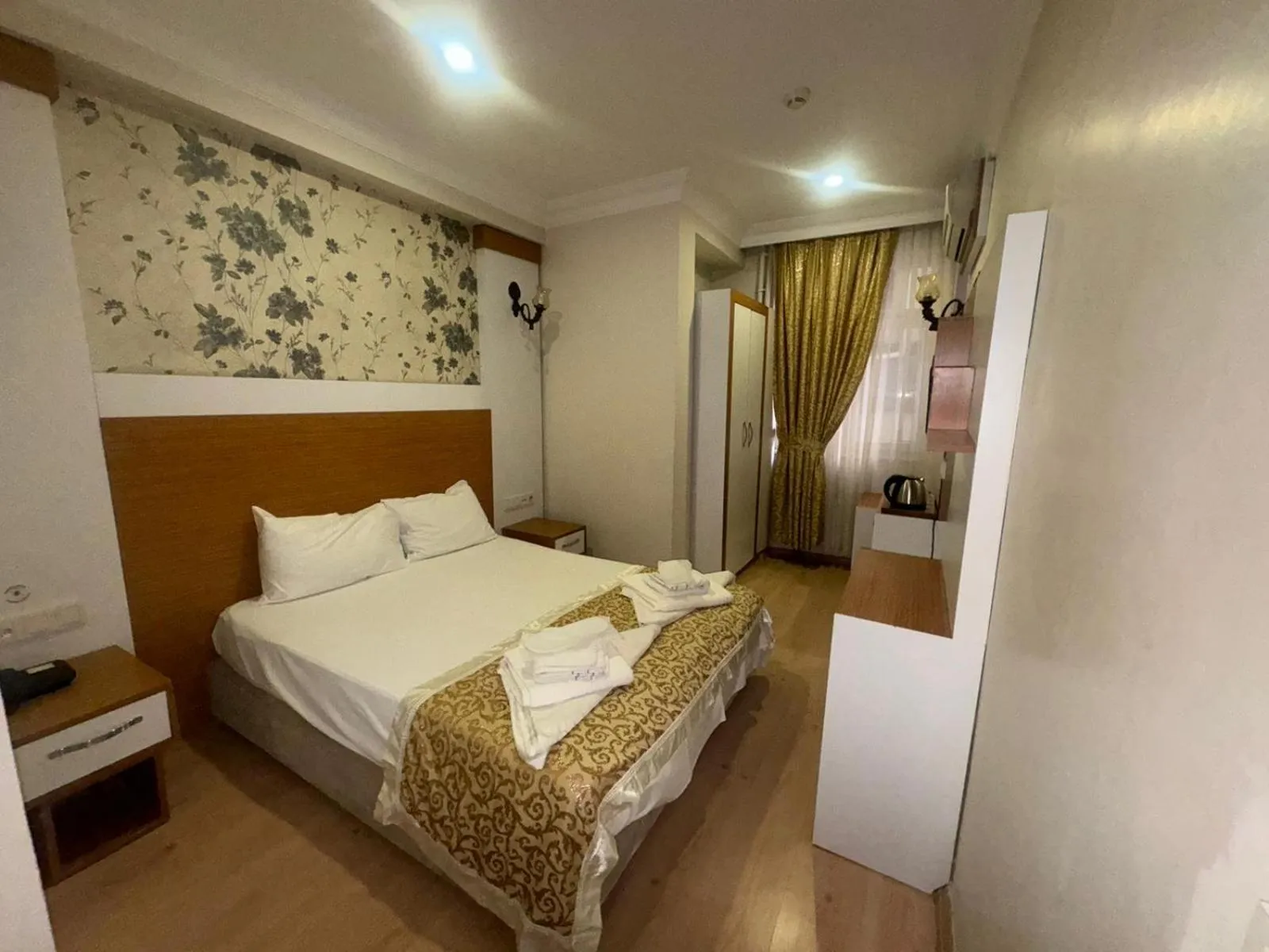 Photo of the whole room, Bed in Raimond Hotel