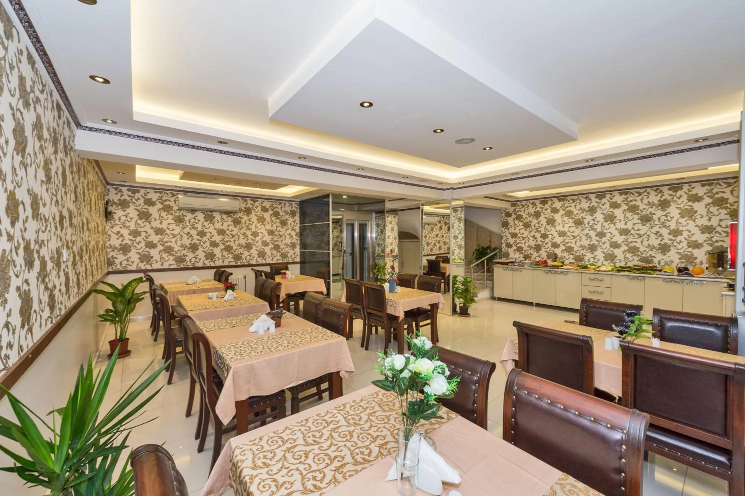 Restaurant/places to eat in Raimond Hotel