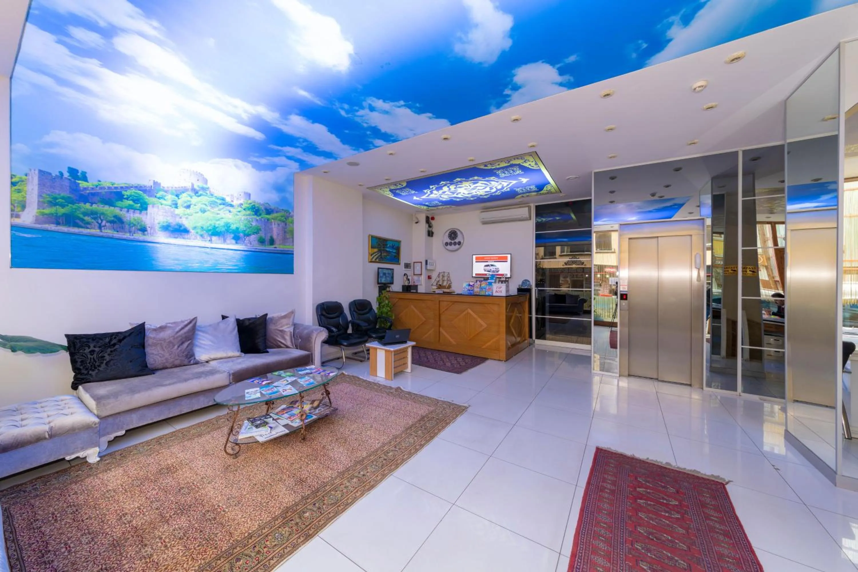 Lobby or reception in Raimond Hotel