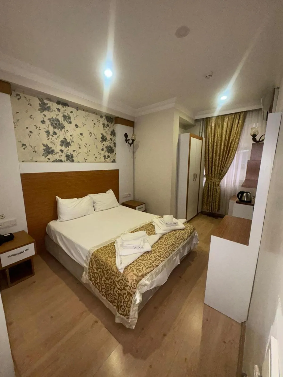 Photo of the whole room, Bed in Raimond Hotel