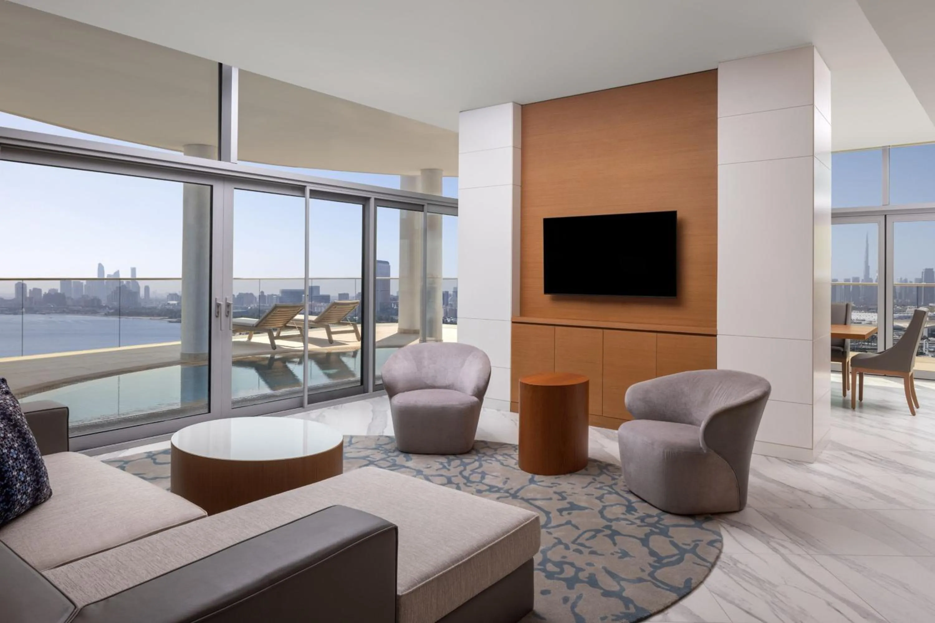 Swimming pool in Marriott Marquis Dubai Creek