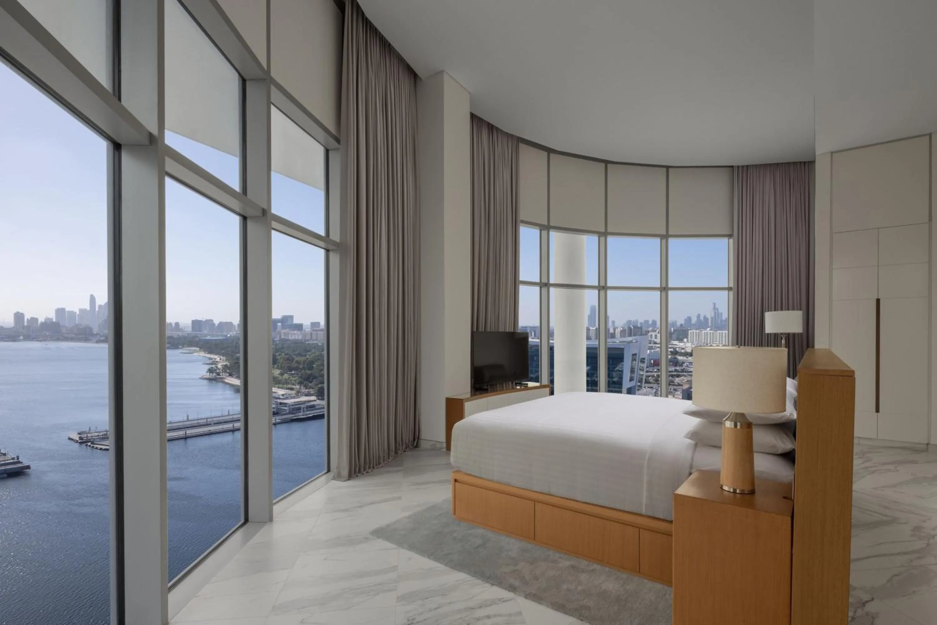 Swimming pool, Bed in Marriott Marquis Dubai Creek