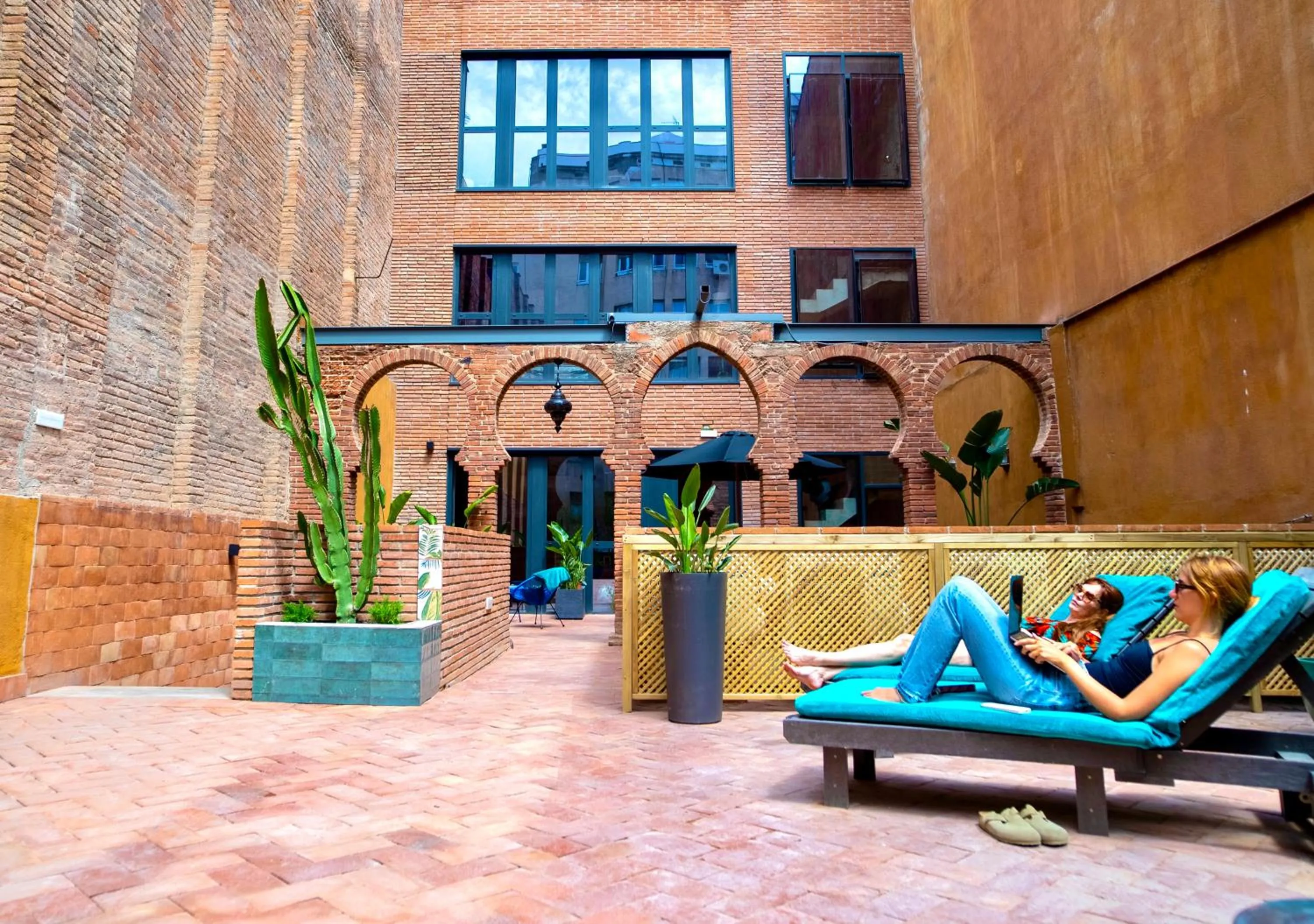 Property building in Hotel Lincoln Lounge